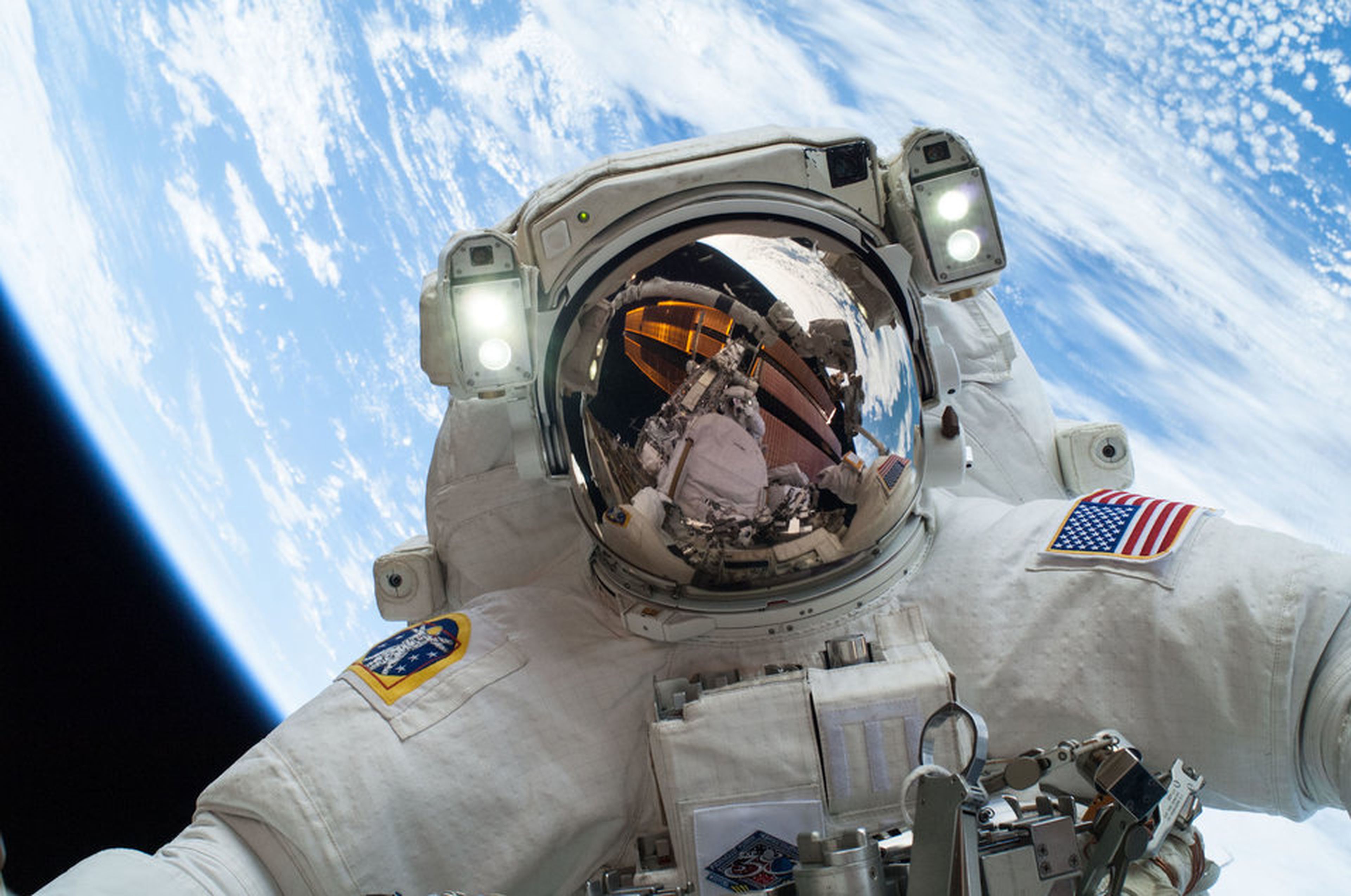 El astronauta de la NASA, Mike Hopkins, con un traje espacial fuera de la Estación Espacial Internacional el 24 de diciembre, 2013.
