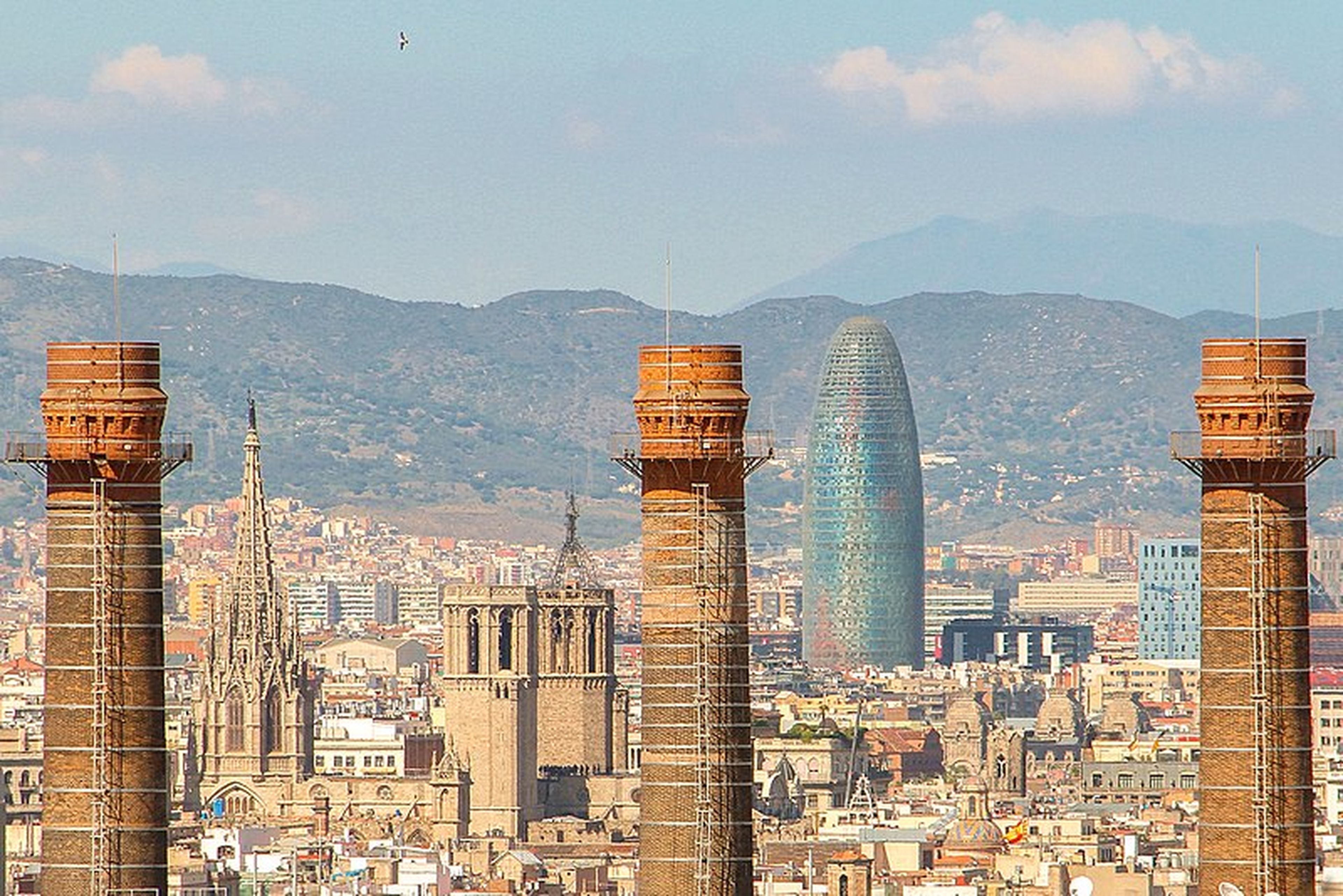 El Distrito 22@ de Barcelona, con la torre Agbar como emblema, se ha posicionado como espacio tecnológico de referencia para 'expats' del mundo