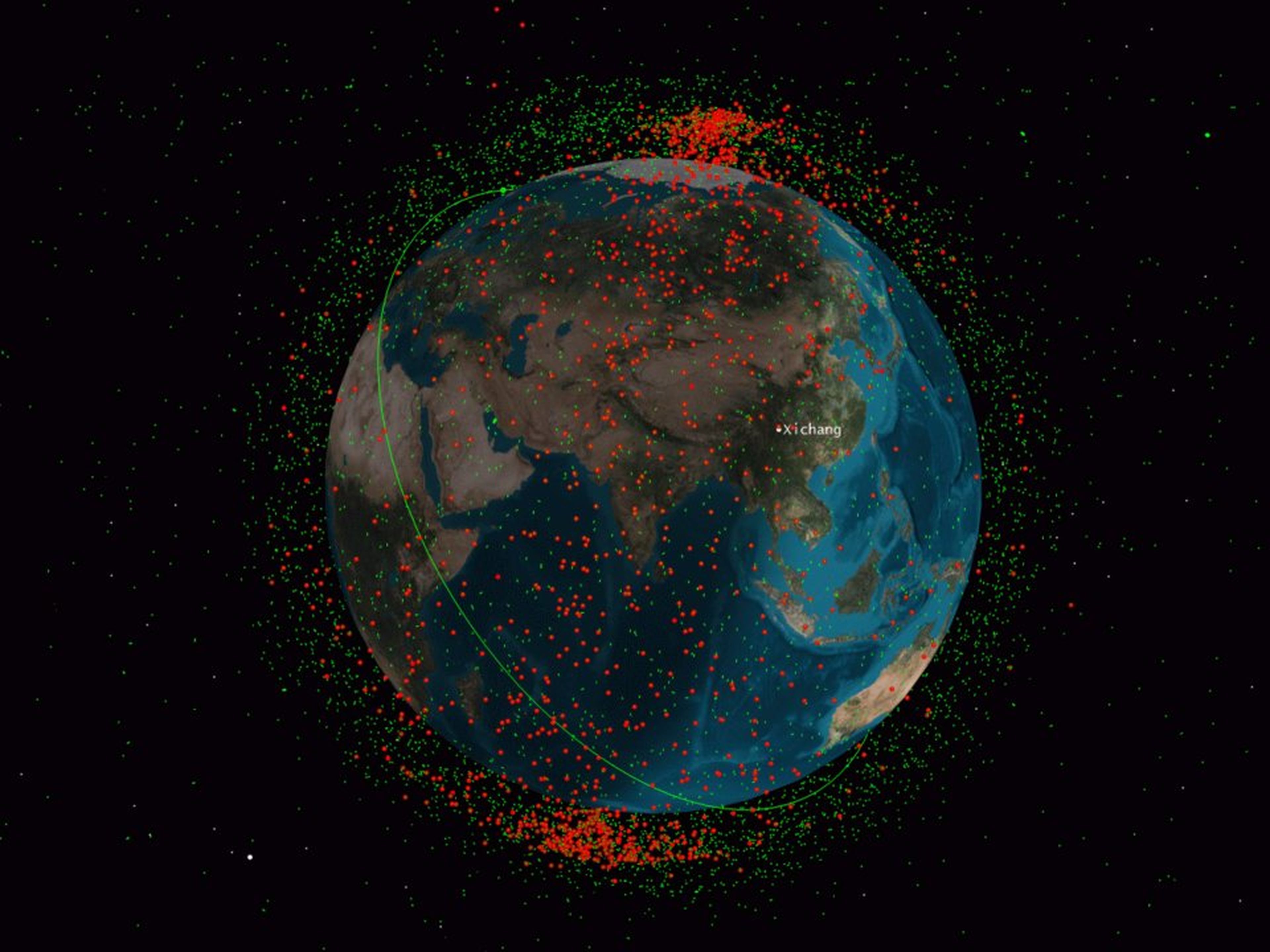 Los puntos rojos son piezas conocidas del satélite FY-1C destruido por China. Los puntos verdes son satélites de la órbita baja de la Tierra