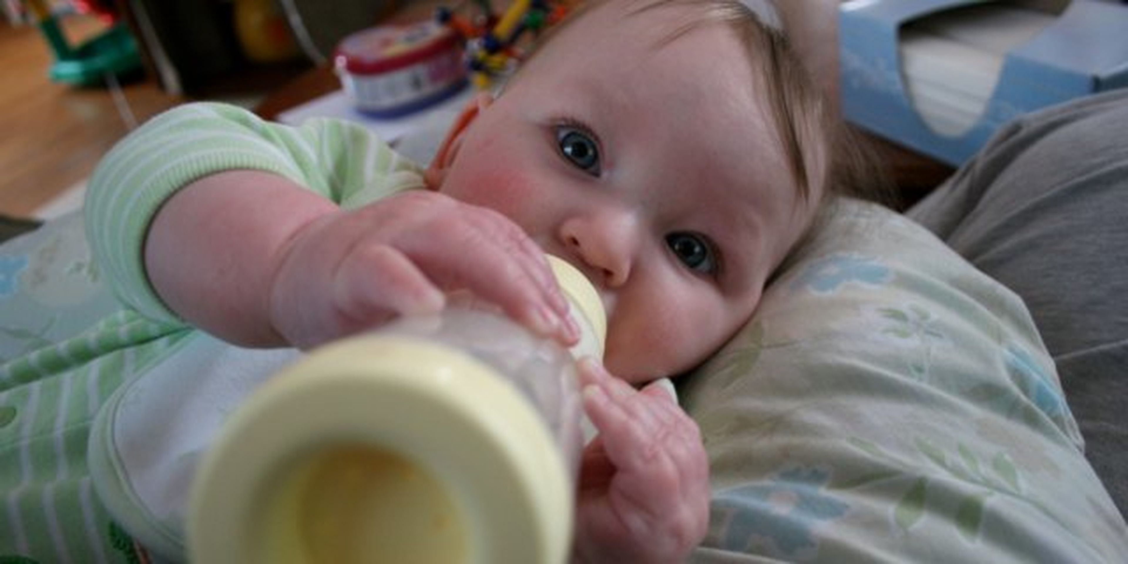 Bebé bebe leche del biberón