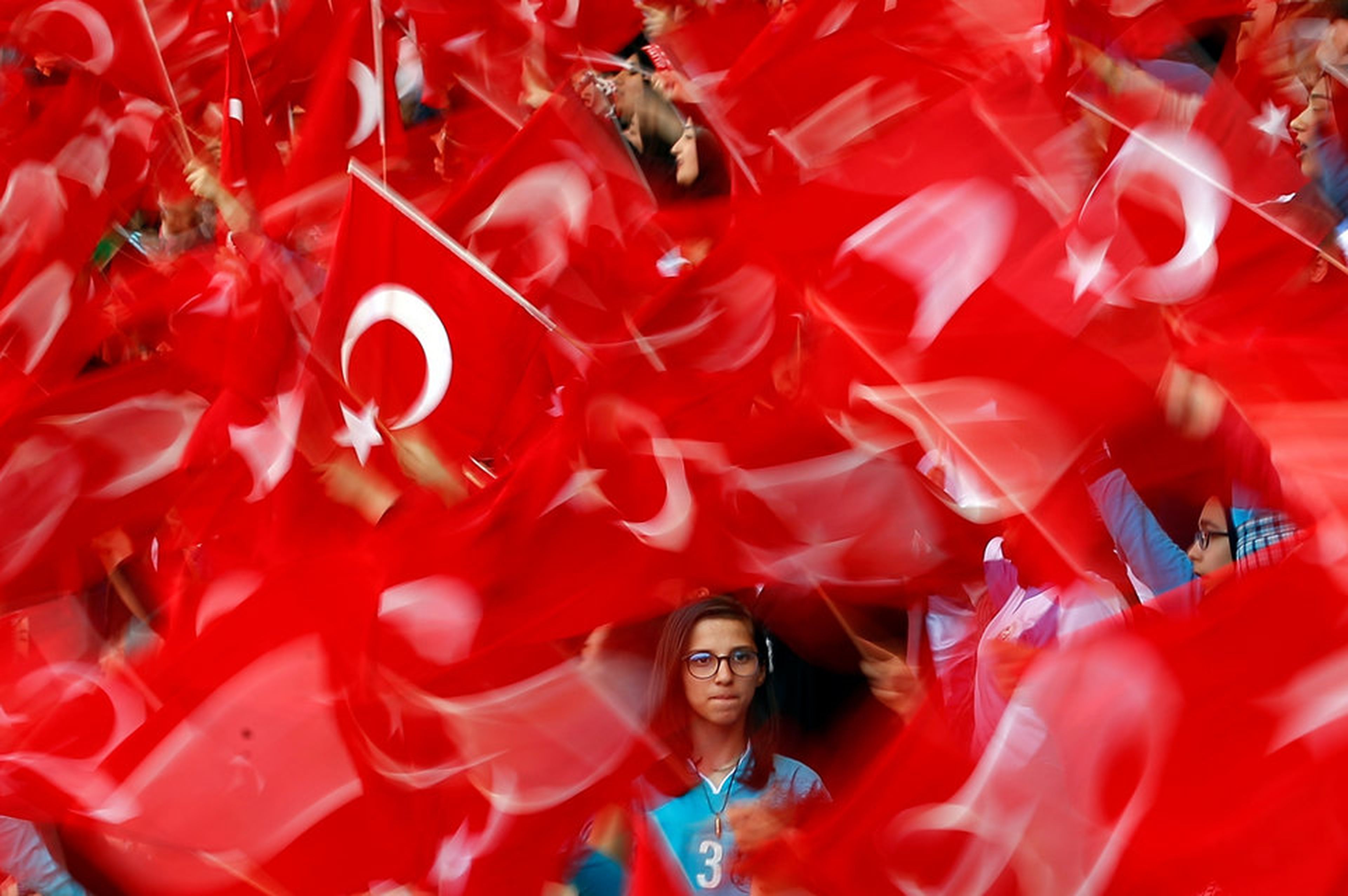 Chica entre banderas turcas