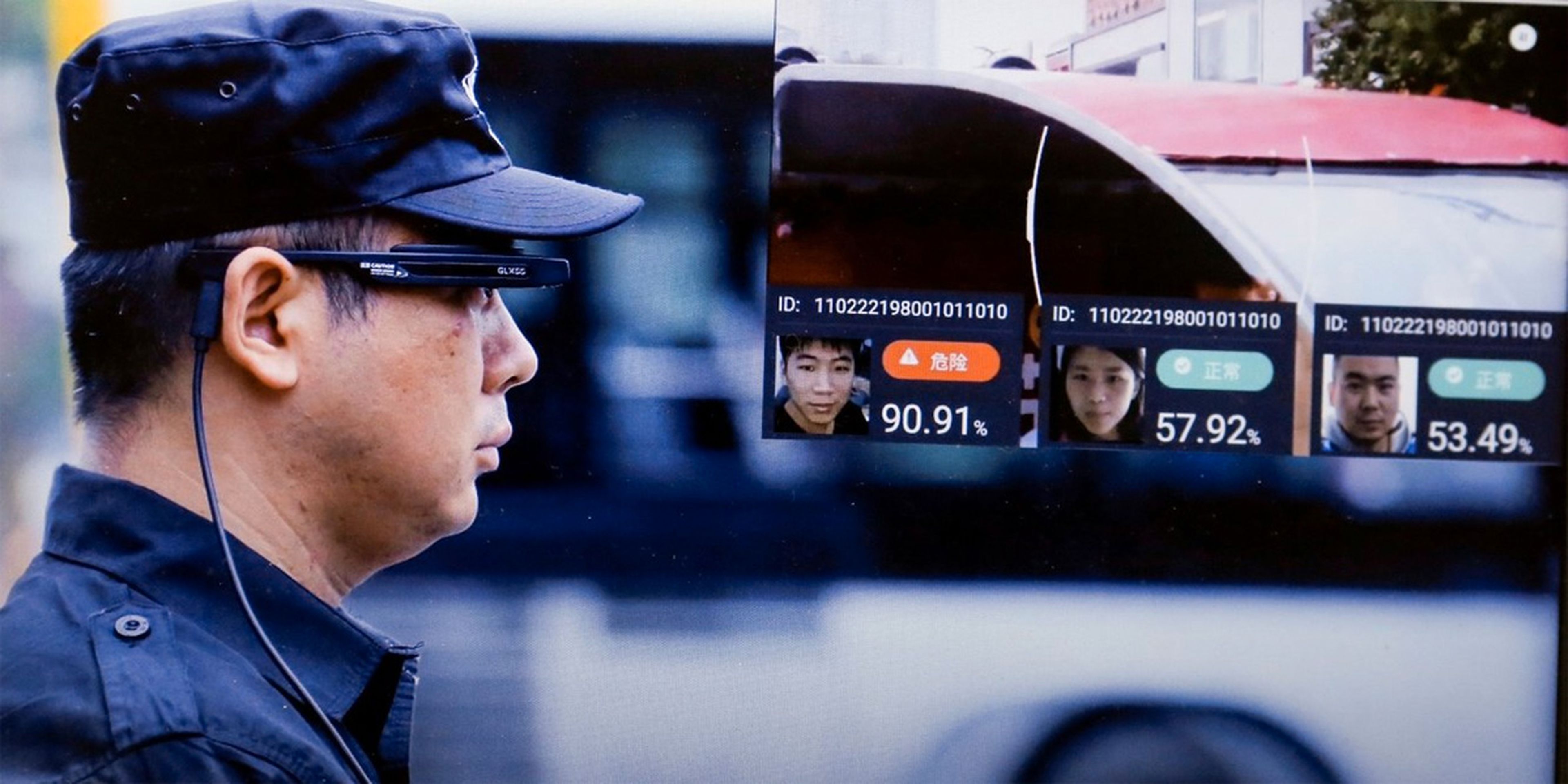 Un vídeo promocional muestra a un actor utilizando las gafas de reconocimiento facial LLvision durante una manifestación.