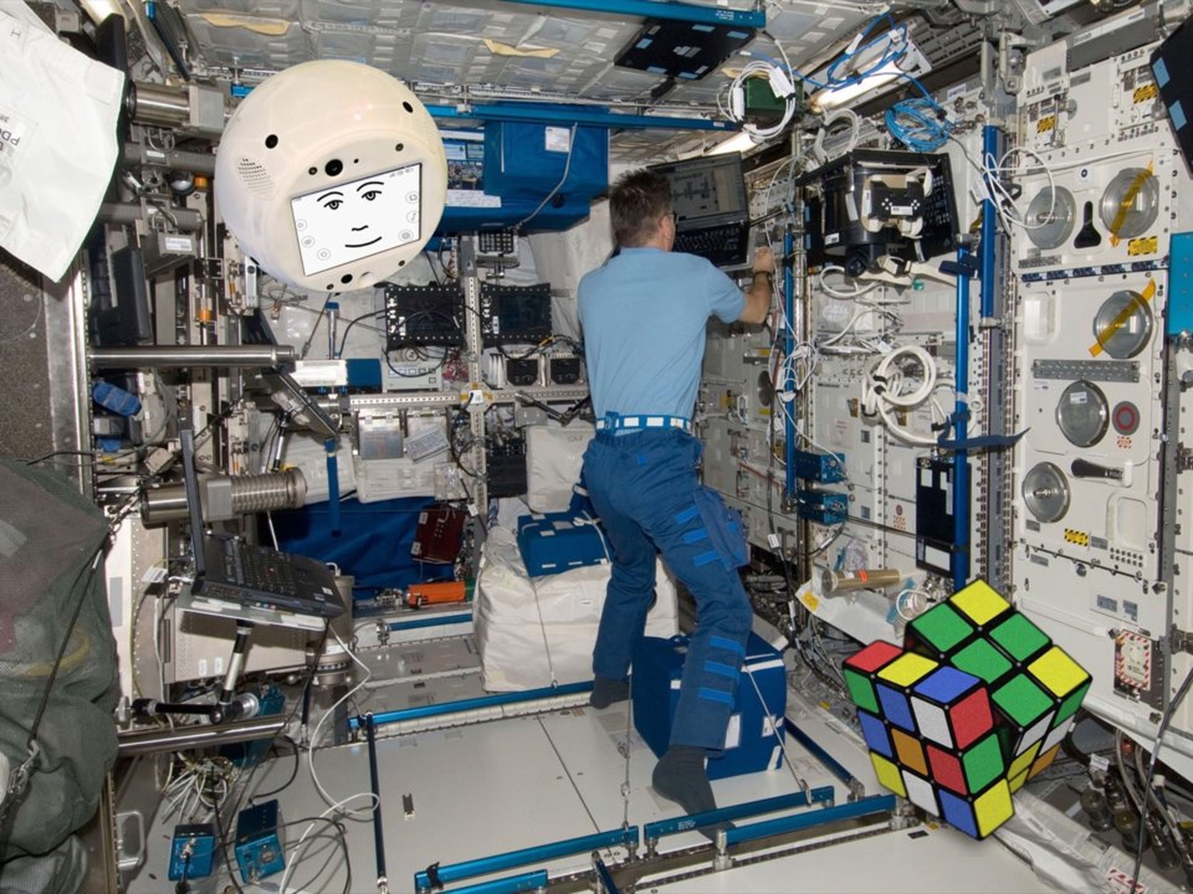 CIMON resolviendo un cubo de Rubik a bordo de la Estación Espacial Internacional.