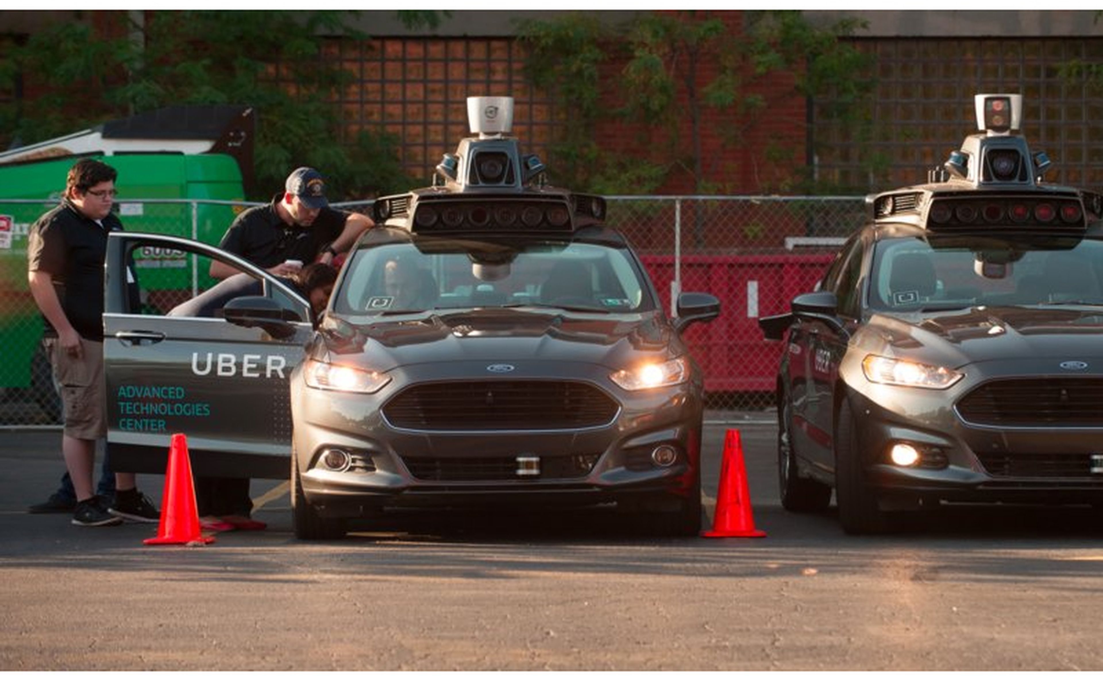 Dos modelos autónomos del Ford Fusion en un parking del centro técnico de Uber en Pittsburgh, Pennsylvania, en una fotografía de archivo.
