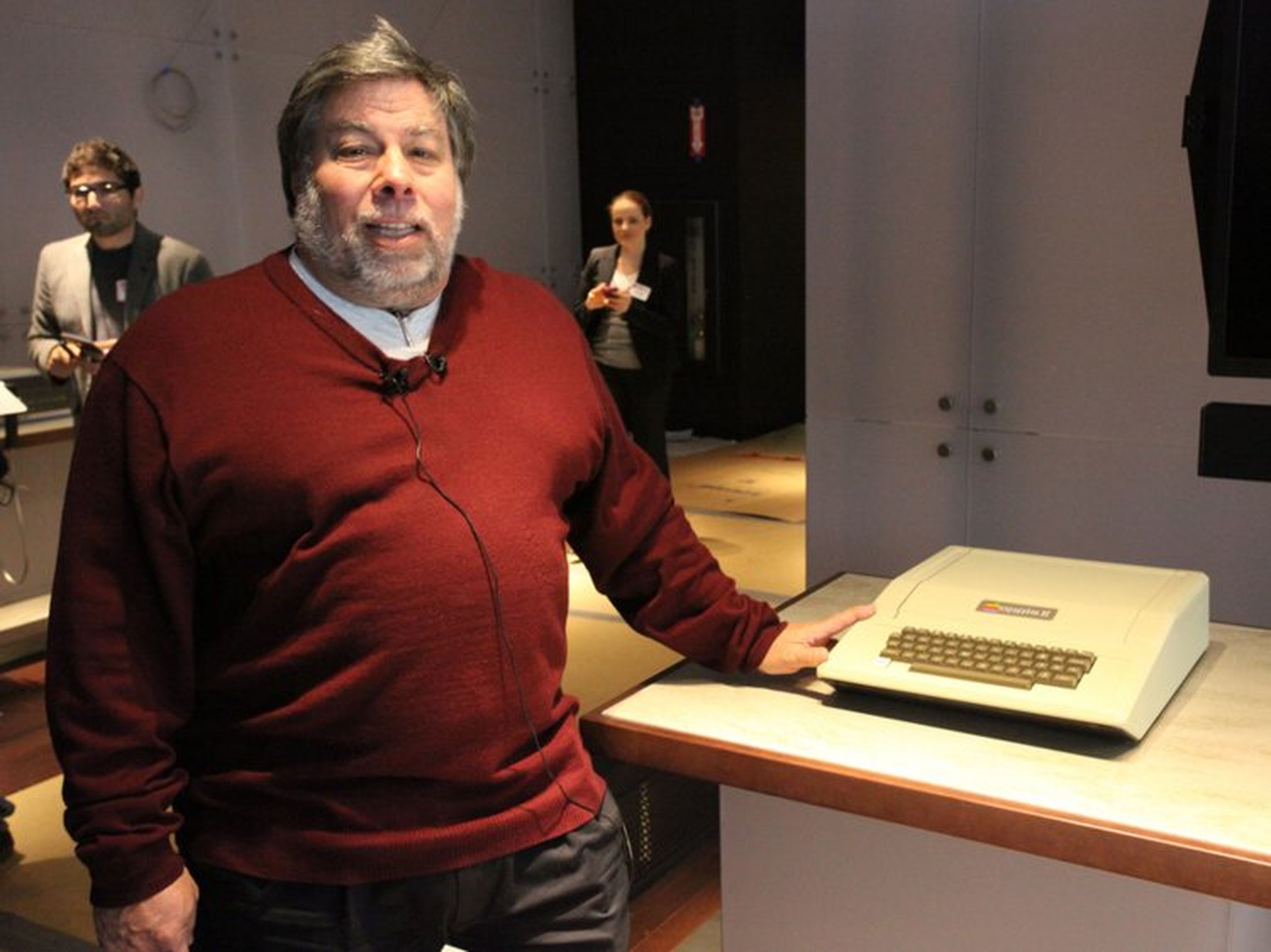 Steve Wozniak con el Apple II que ayudó a crear.