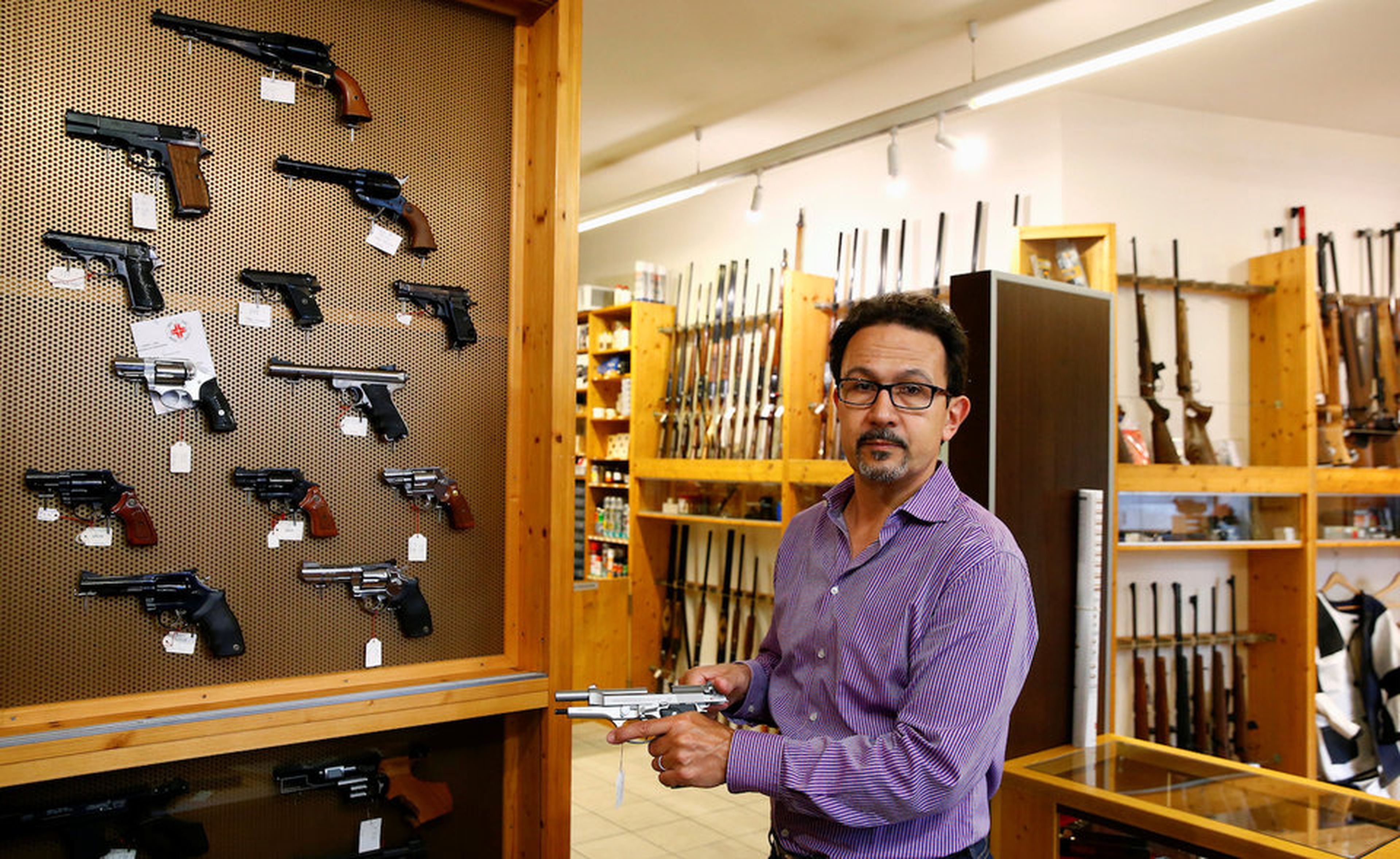 Daniel Wyss, presidente de la Asociación Suiza de Comerciantes de Armas, en una armería.