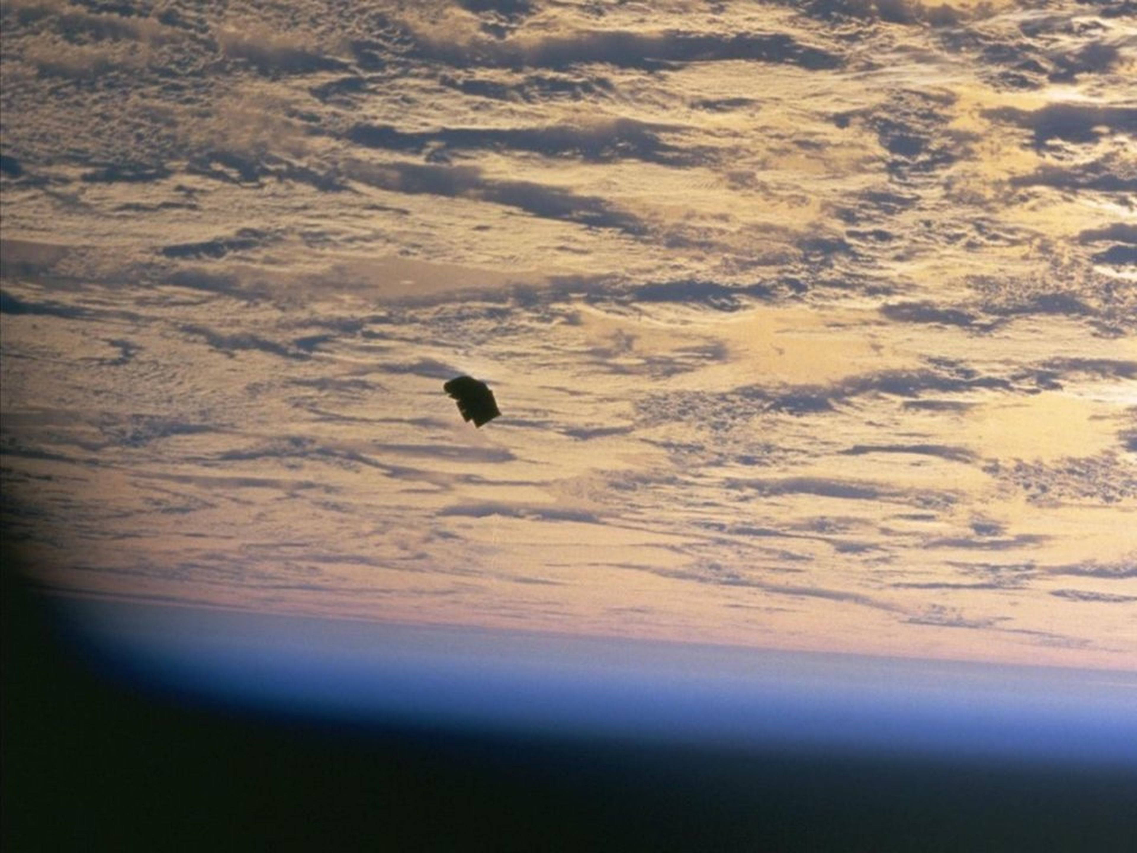 Escombros orbitales fotografiados desde un transbordador espacial de la NASA en 1998