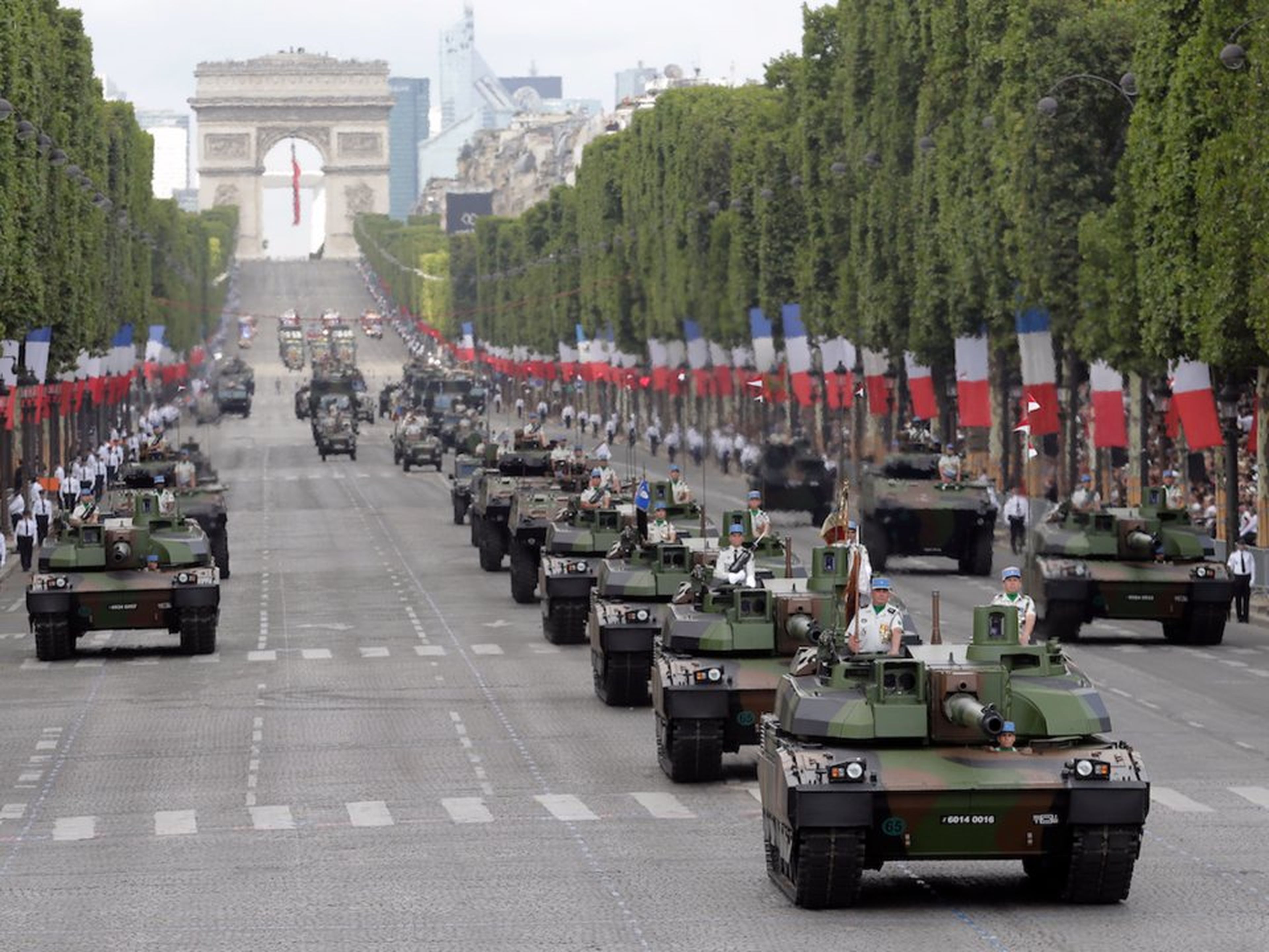 Un grupo de tanques desfila por los Campos Elíseos durante el Día de la Toma de la Bastilla, en París.