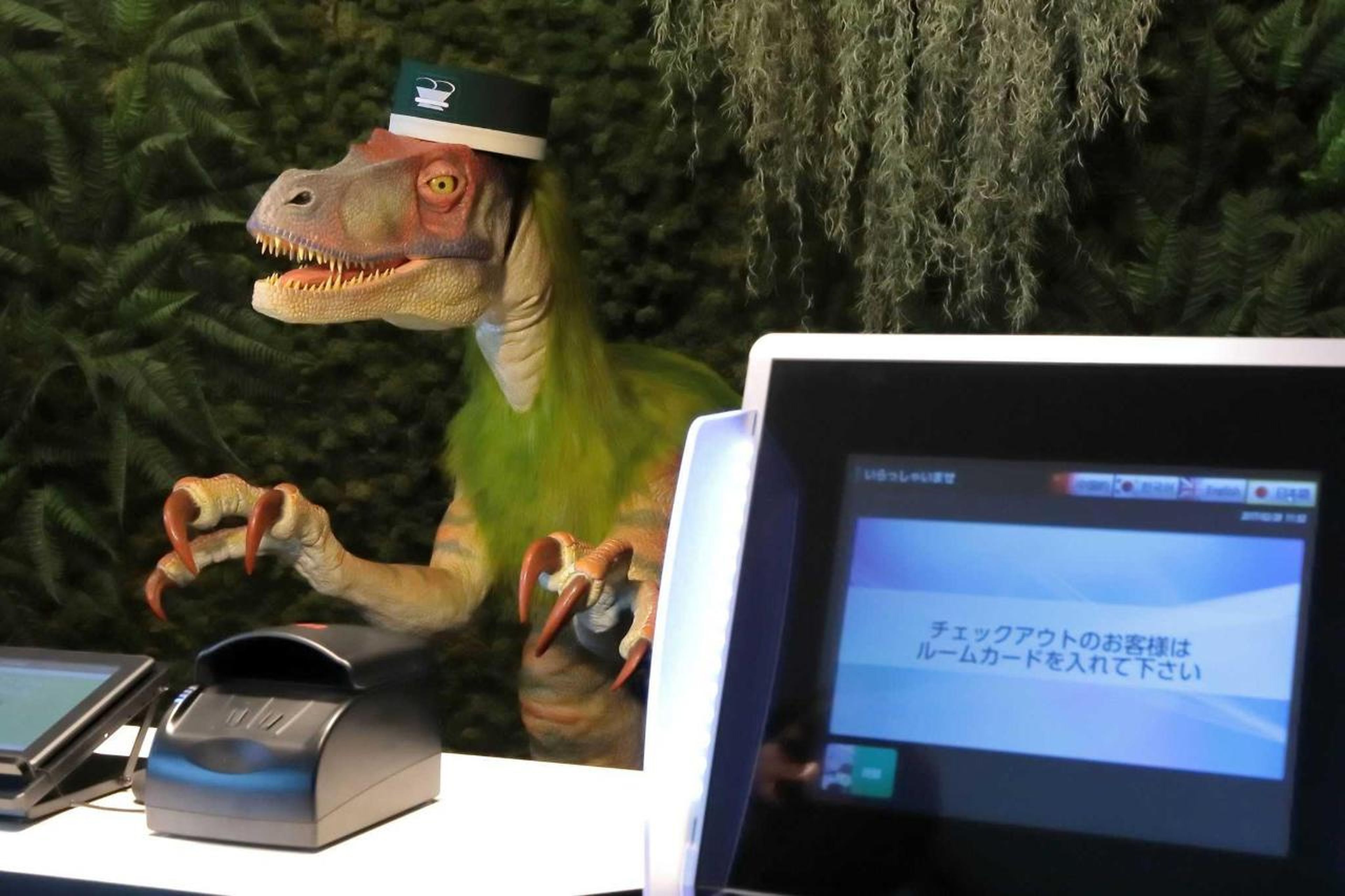 Dinosuario como robot recepcionista de hotel