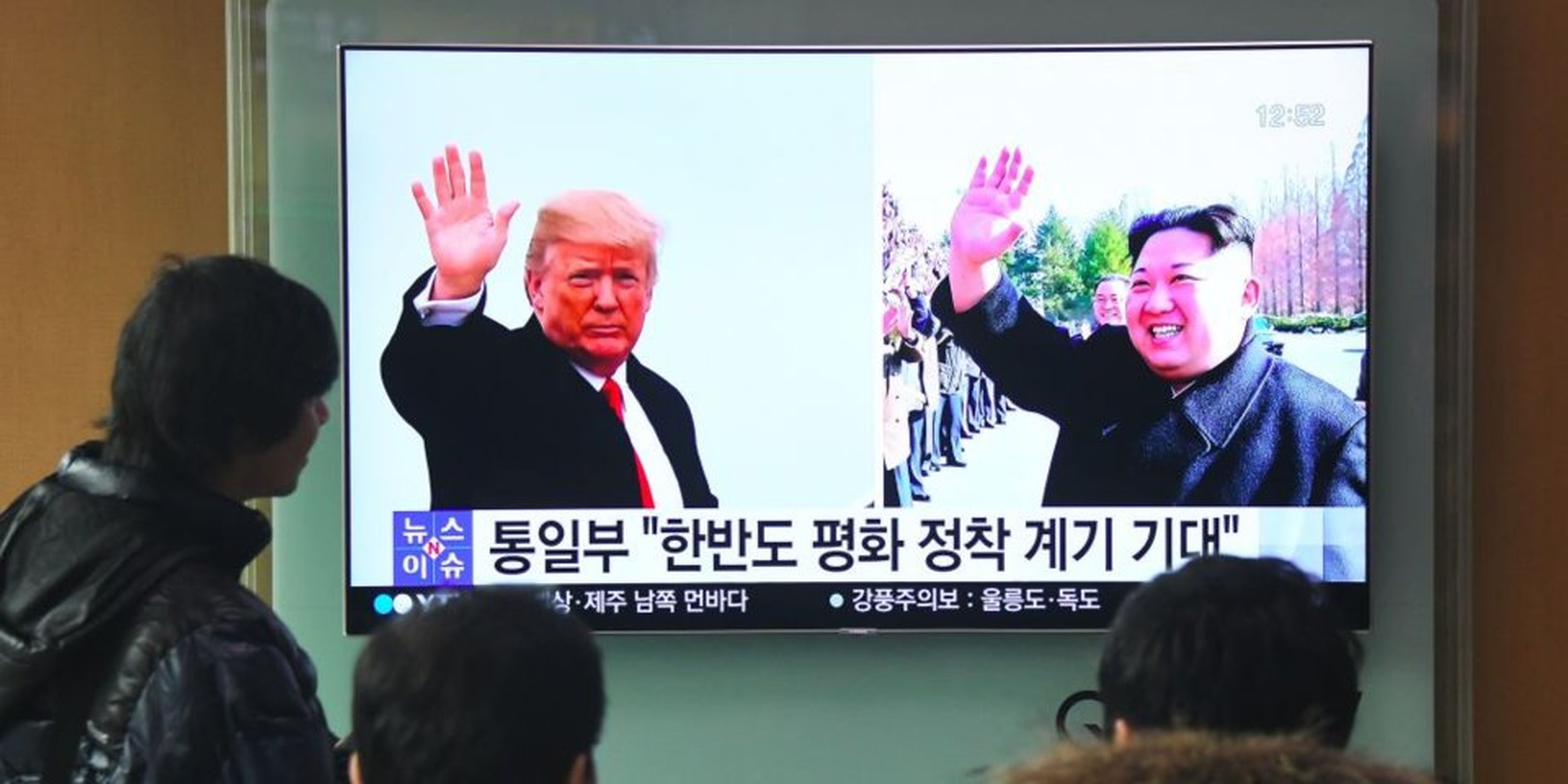 Personas ven las noticias con imágenes del presidente de Estados Unidos, Donald Trump, y del líder norcoreano, Kim Jong Un, en una estación de tren de Seúl