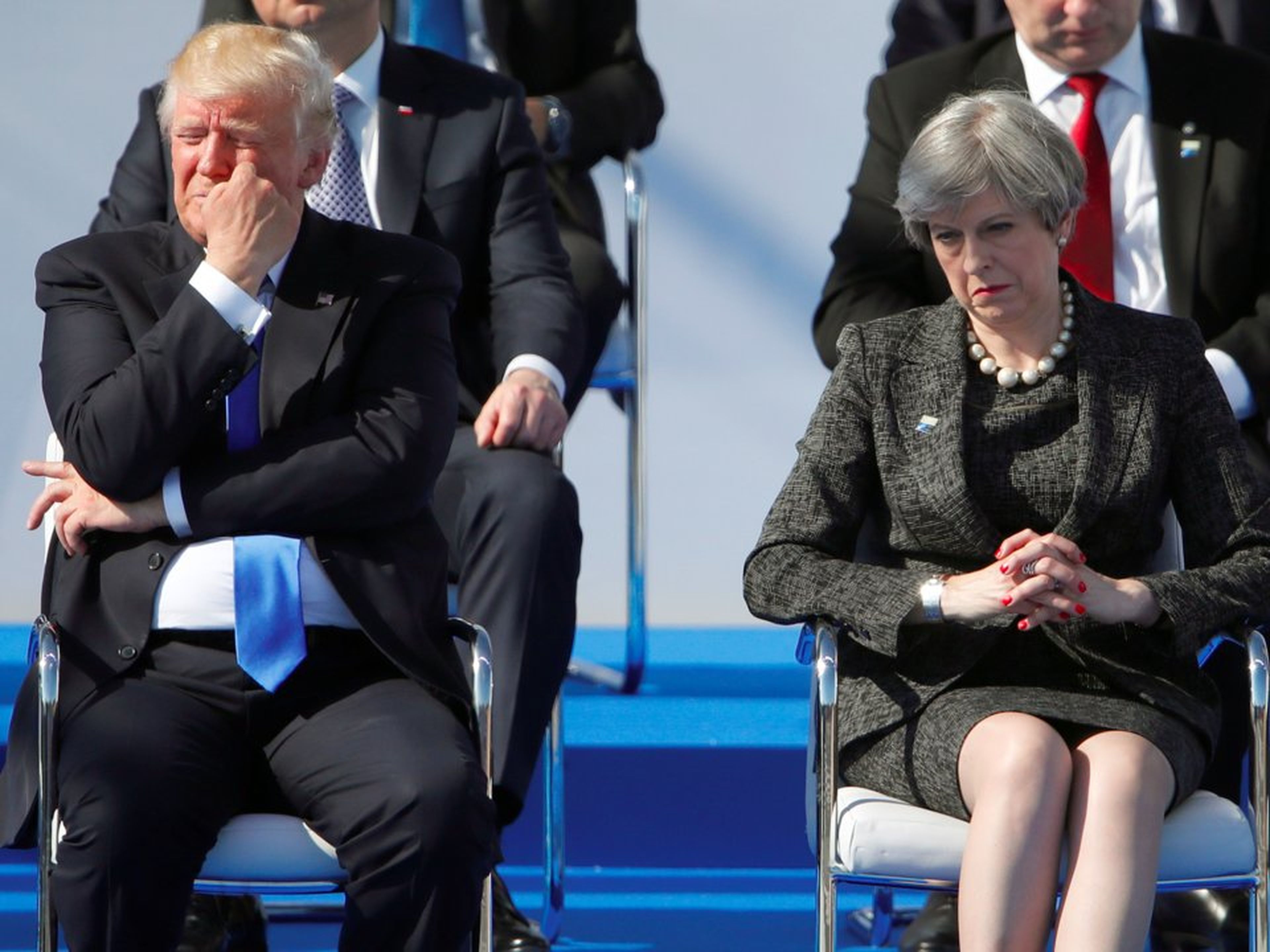 El presidente Donald Trump y la primera ministra británica Theresa May se muestran en desacuerdo con su plan de tarifas.
