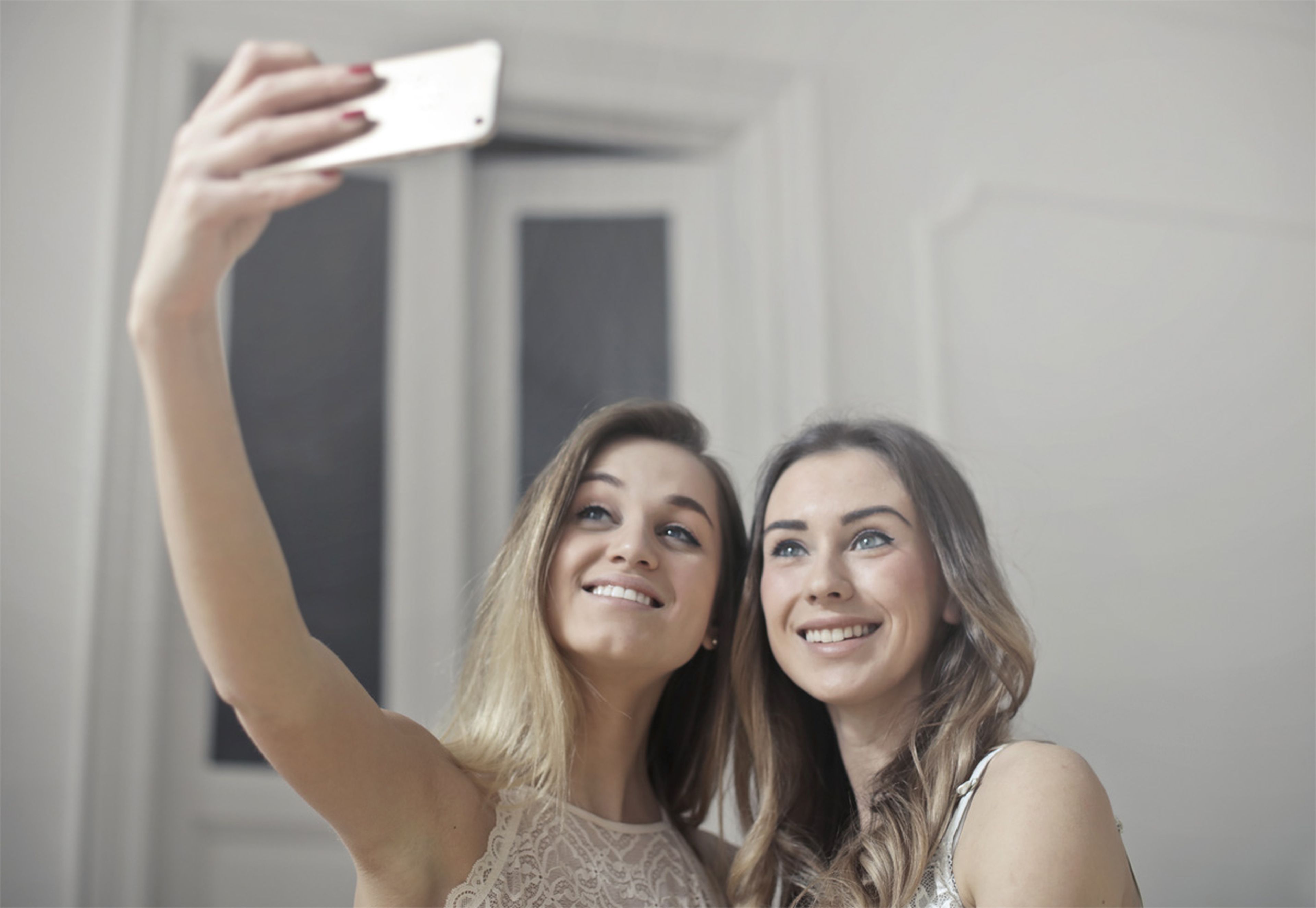 Dos chicas haciéndose un selfie con el móvil