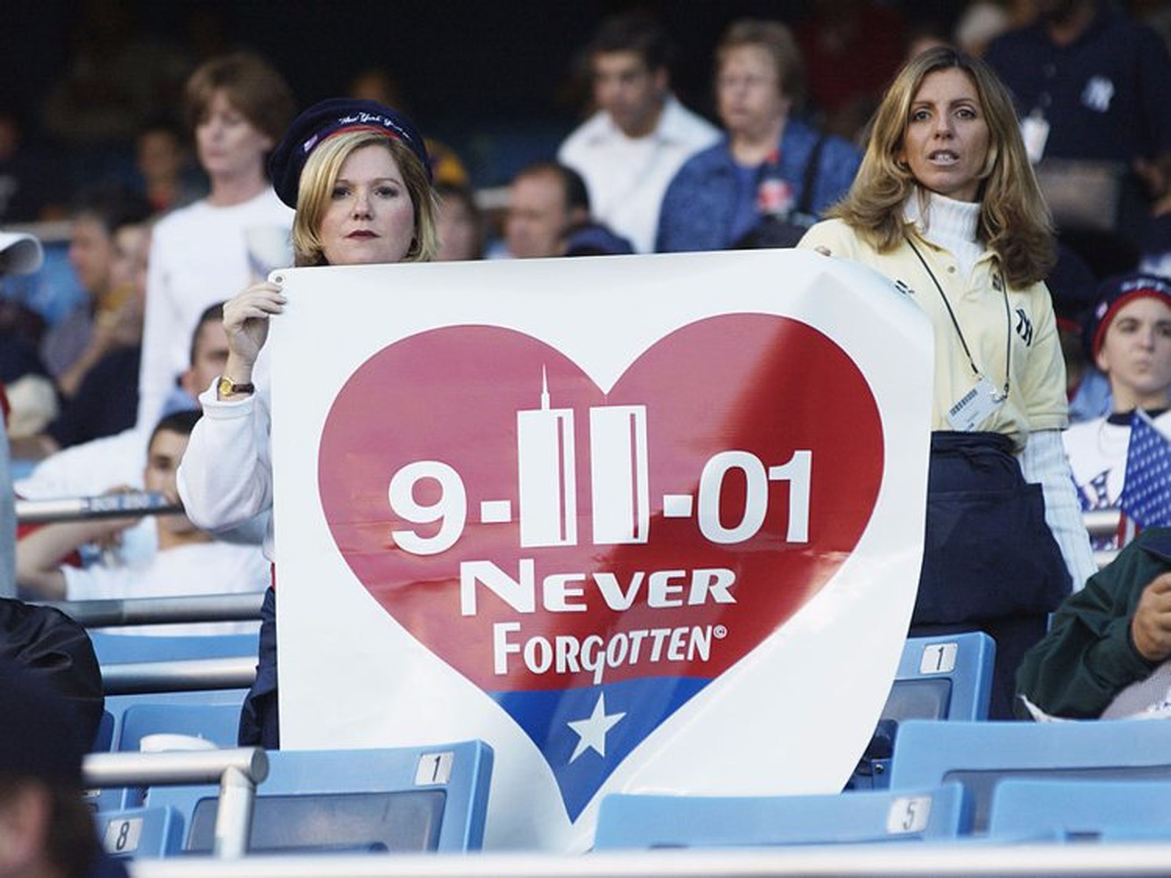 Dos mujeres portan una pancarta en memoria del 11-S