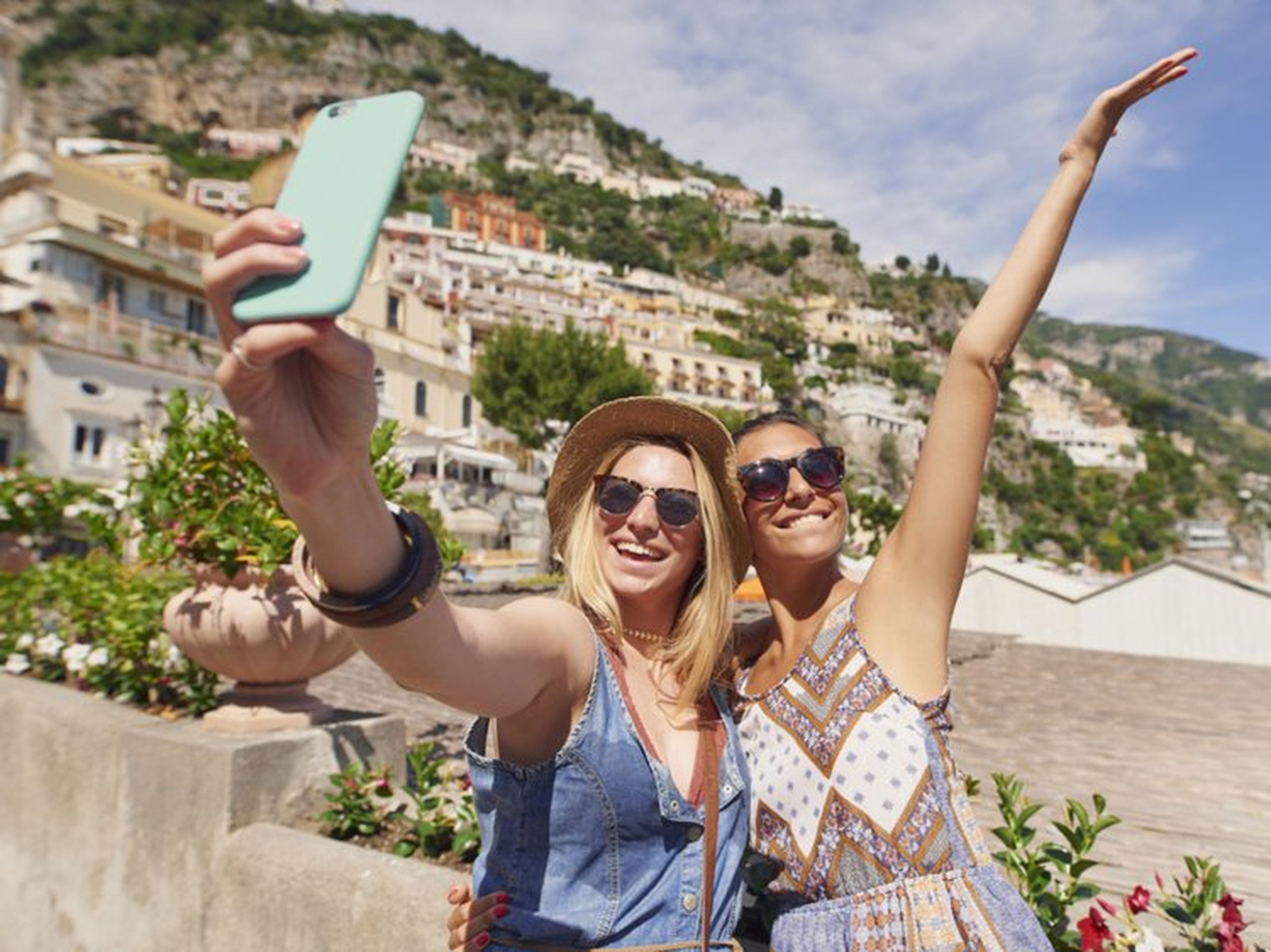 Dos turistas se hacen un selfie