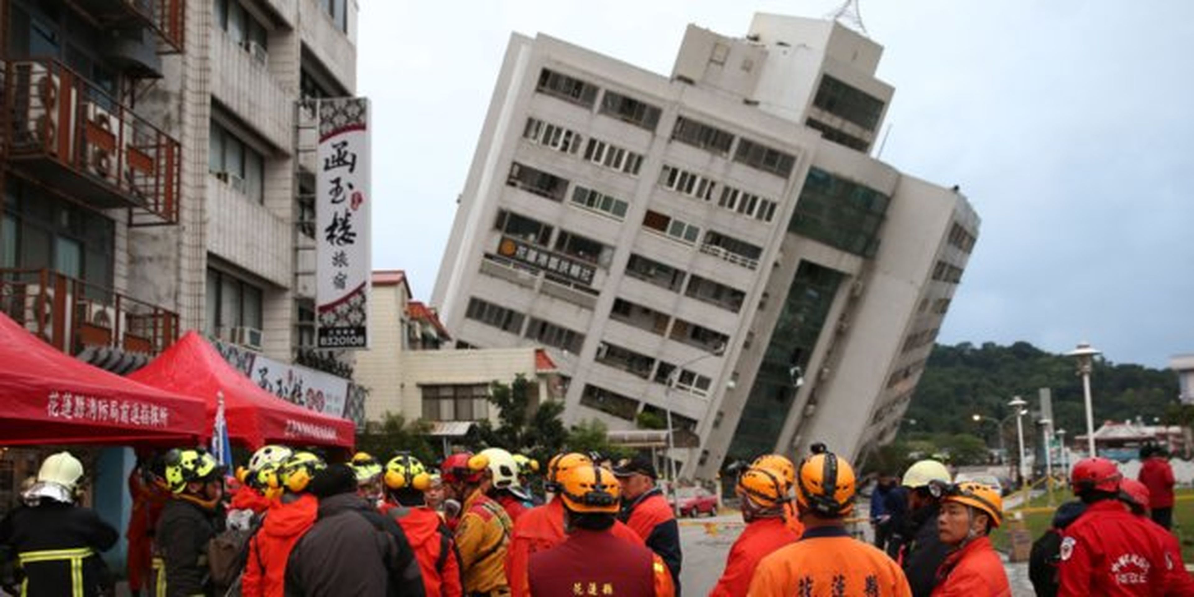 Un edificio se derrumba hacia un lado tras un terremoto de escala 6,5 el 7 de febrero de 2018 en Hualien, Taiwán.