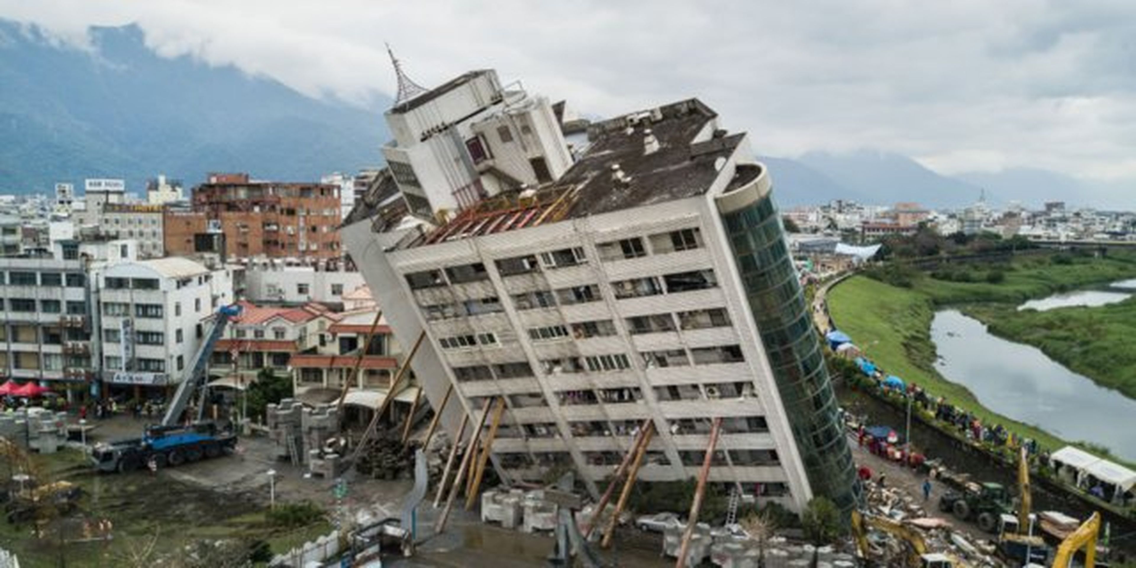 Un edificio se derrumba hacia un lado tras un terremoto de escala 6,5 el 7 de febrero de 2018 en Hualien, Taiwán.