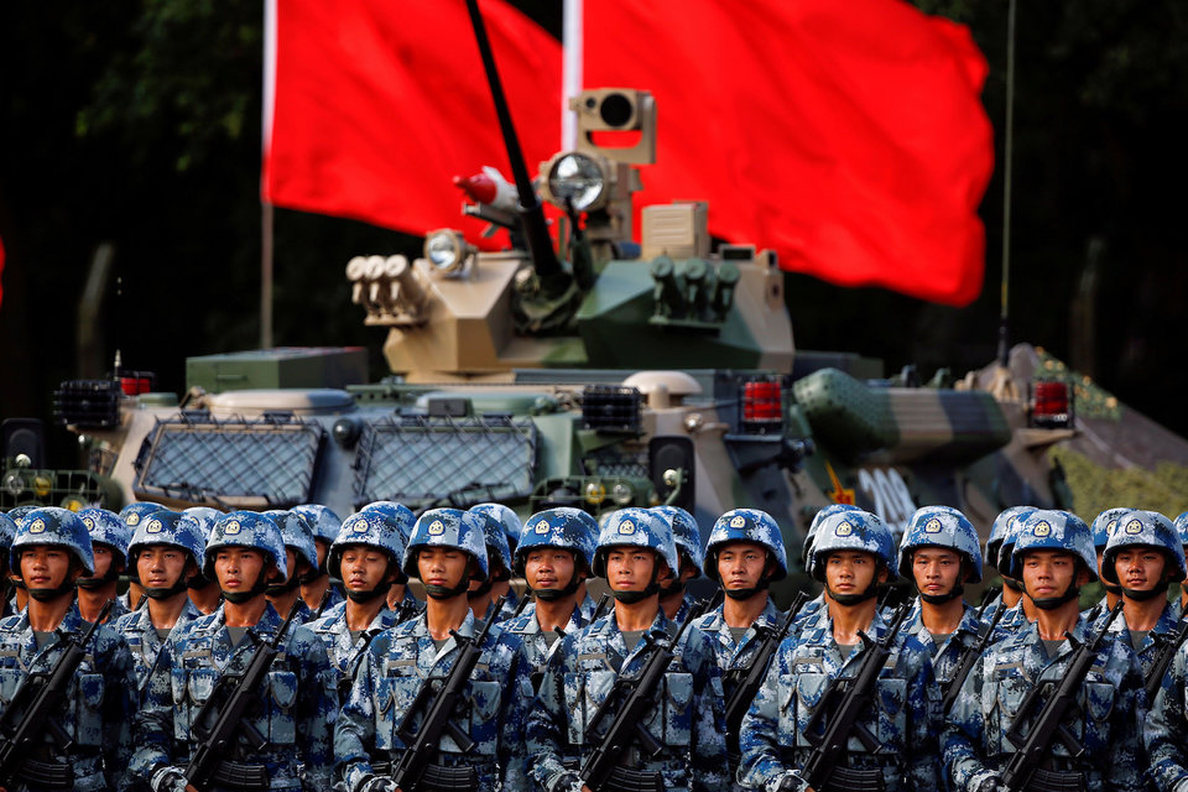 Las tropas del ejército de liberación popular (PLA) se preparan para la llegada del presidente chino Xi Jinping en Hong Kong, China, el 30 de junio de 2017.