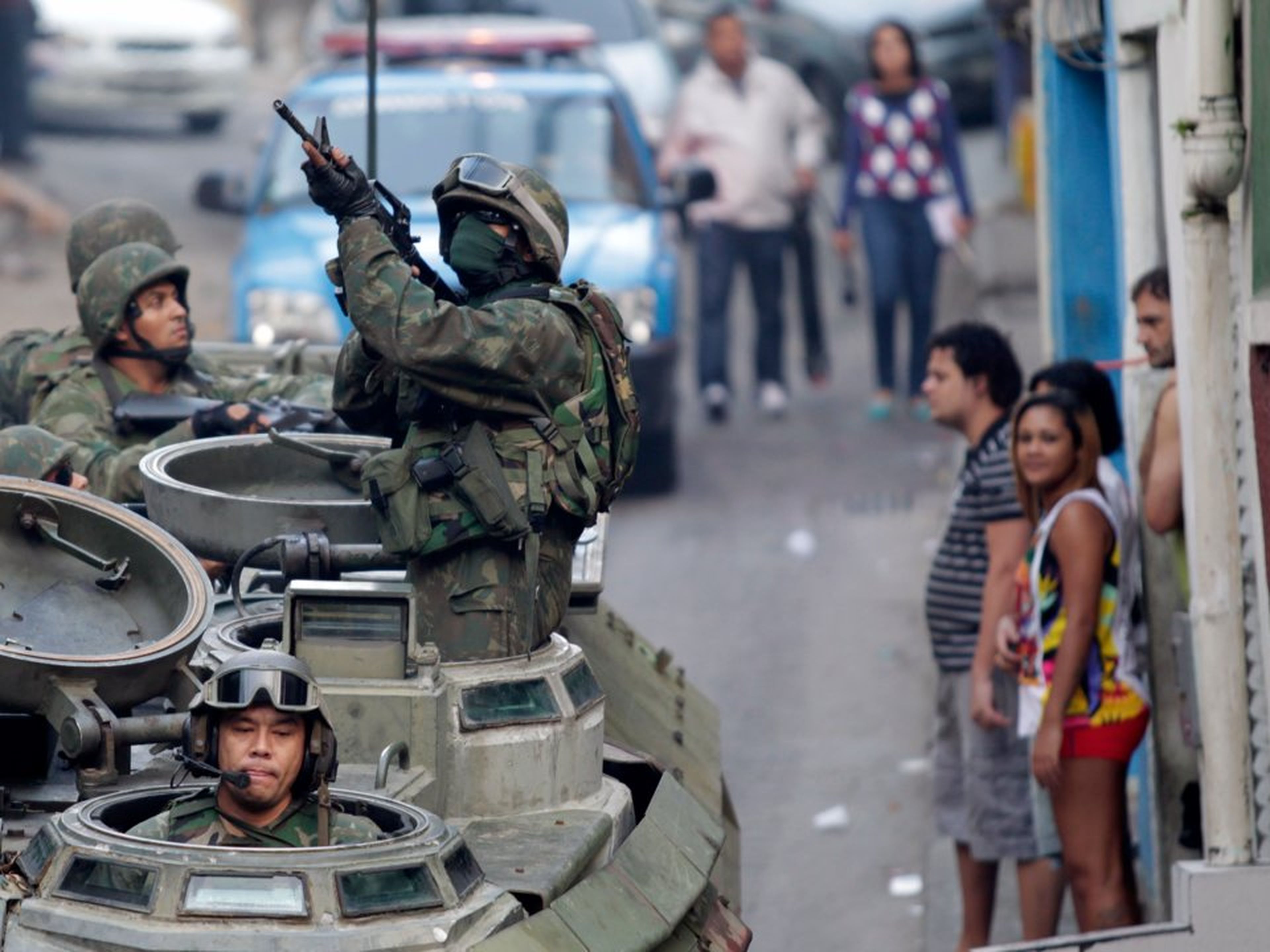 Patrulla del ejército brasileño en la favela de Mangueira de Río de Janeiro.