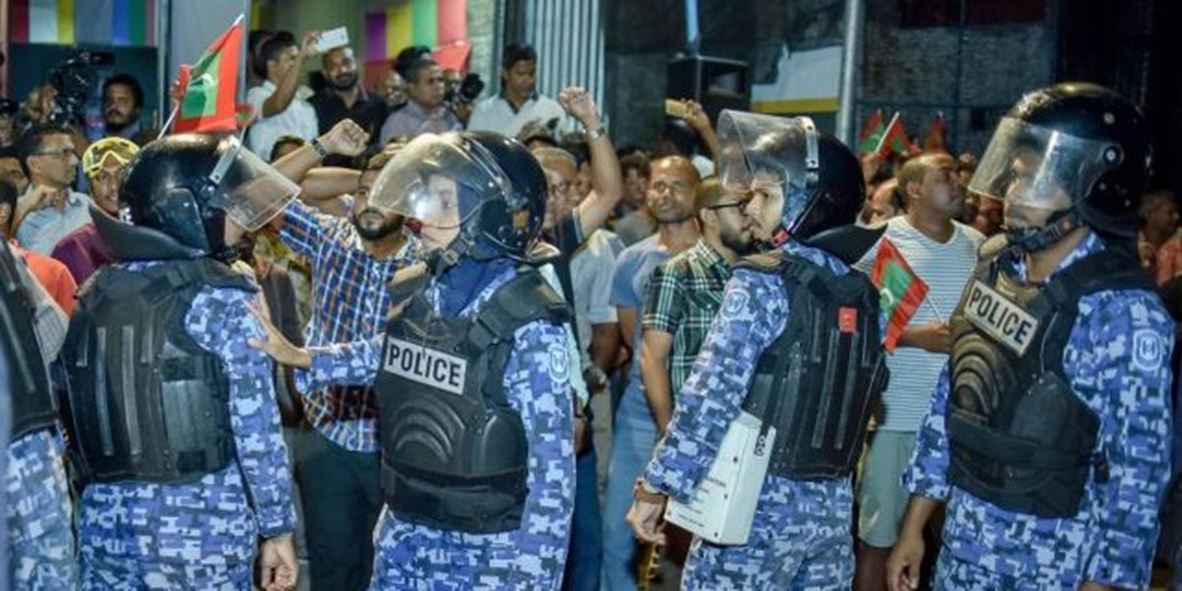 Los defensores maldivos de la oposición se pelean con los agentes de seguridad durante una protesta en la que reclamaban la liberación de presos políticos en Male el 21 de febrero de 2018.