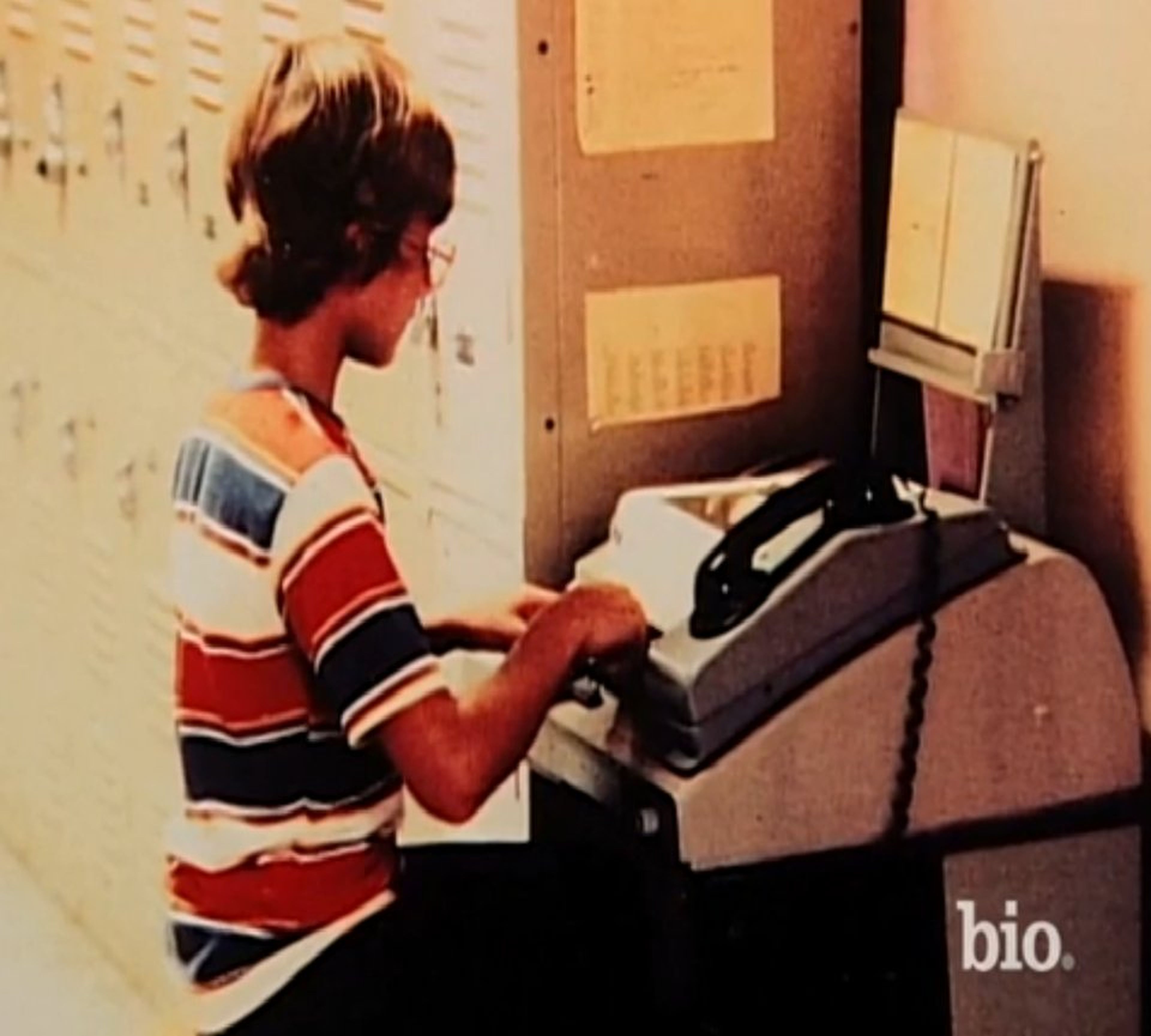 Un joven Jeff Bezos en un antiguo ordenador