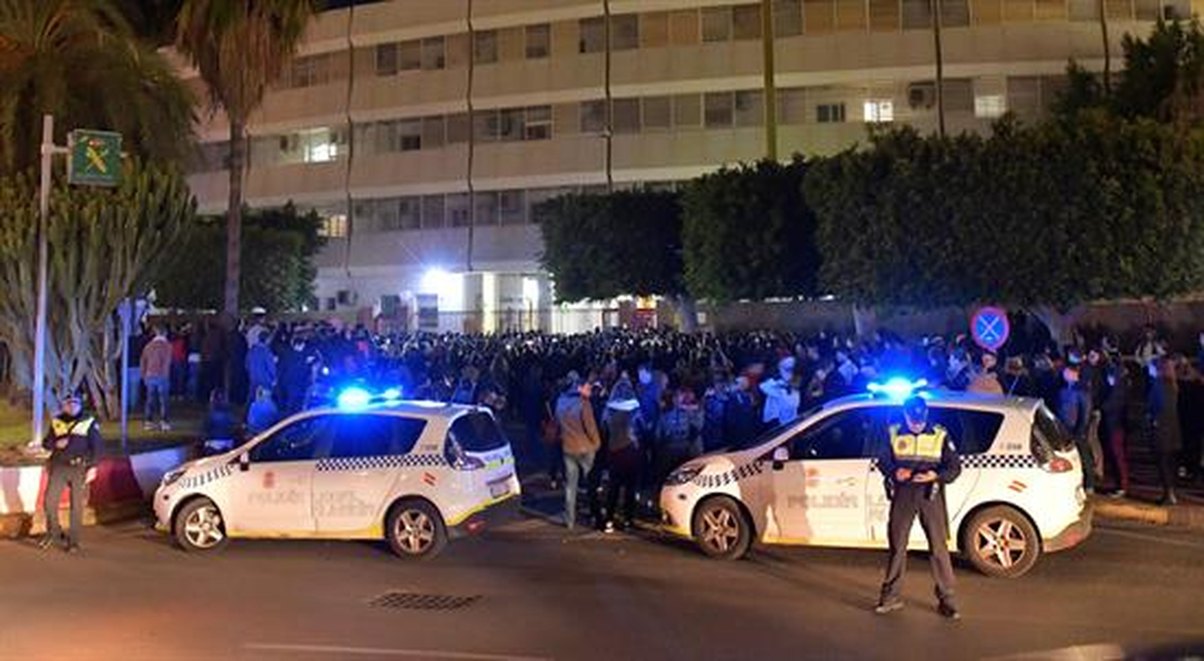 Cientos de personas se agolpan frente a la comandancia de la Guardia Civil de Almeria donde permanece detenida Ana Julia Quezada, la presunta autora de la muerte.