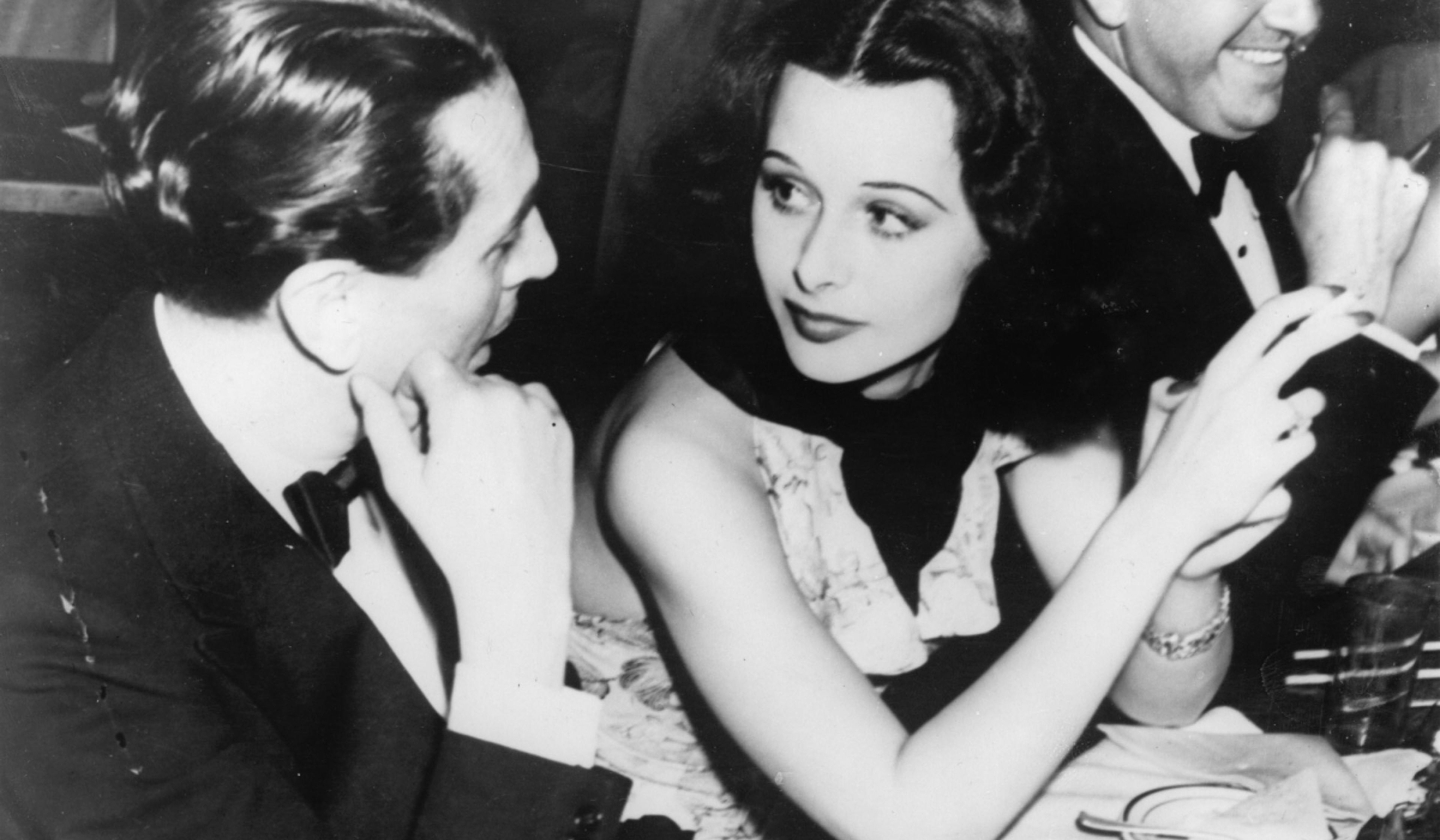 Hedy Lamarr en una fiesta en Hollywood, en 1939, junto al actor Reginald Gardiner.