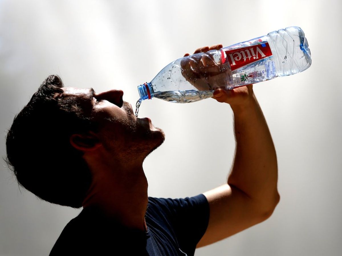 Was walen drinkin. Мужчина с минералкой. Алкоголь и вода. Drinking Water. Алкоголь и обезвоживание.