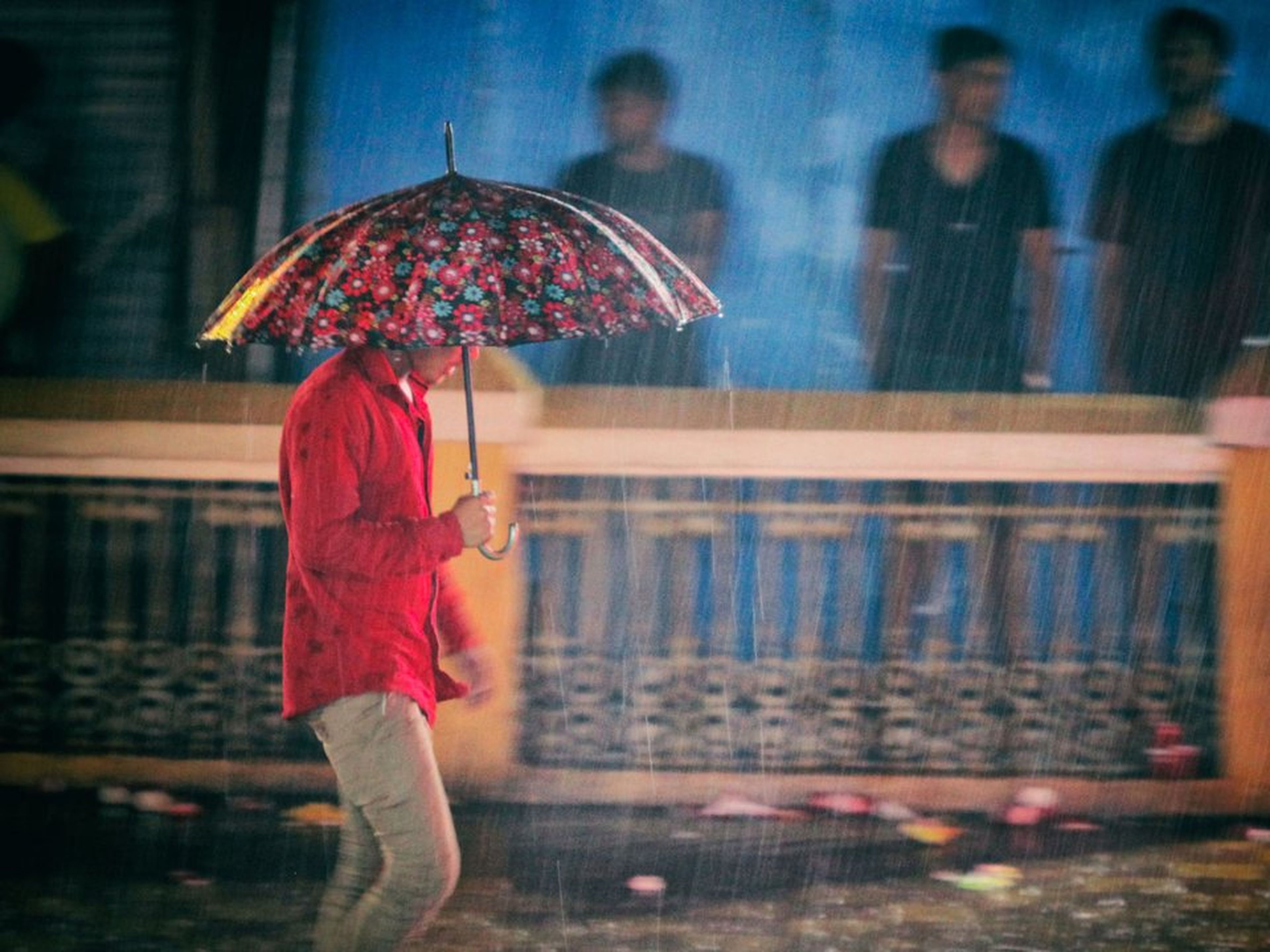 hombre caminando bajo lluvia