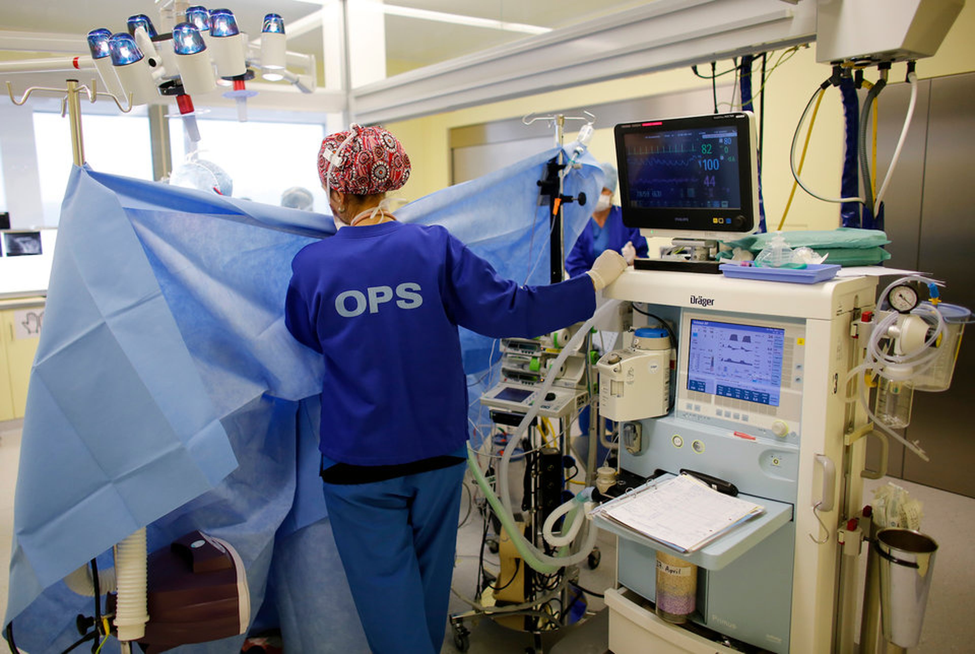 Un anestesista durante una cirugía en Berna, Suiza