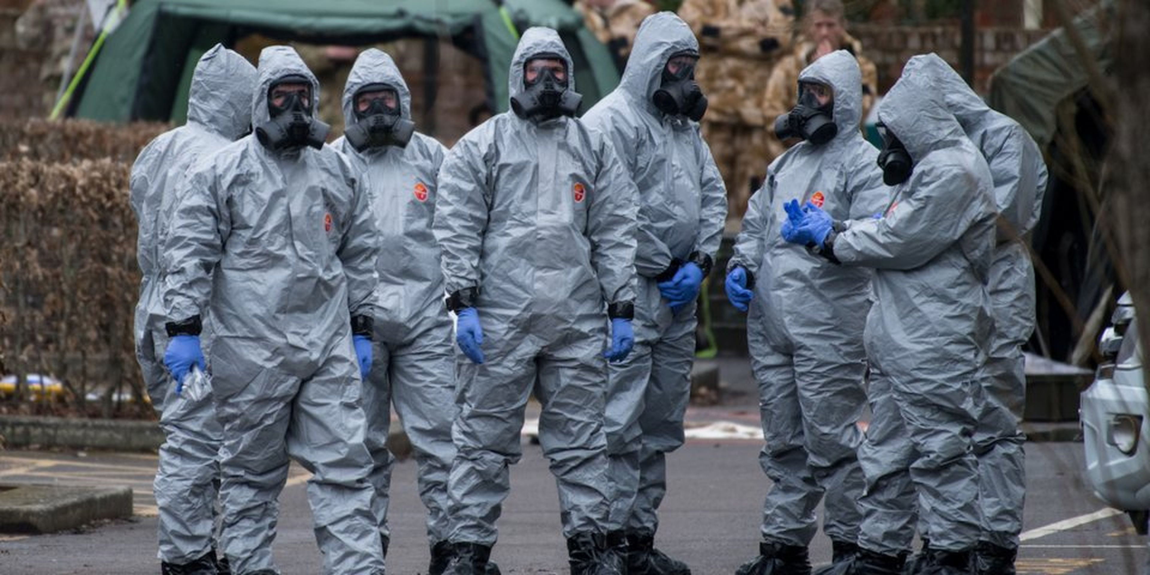 Militares vestidos con trajes de protección investigan el envenenamiento de Sergei Skripal el 11 de marzo de 2018 en Salisbury (Inglaterra).