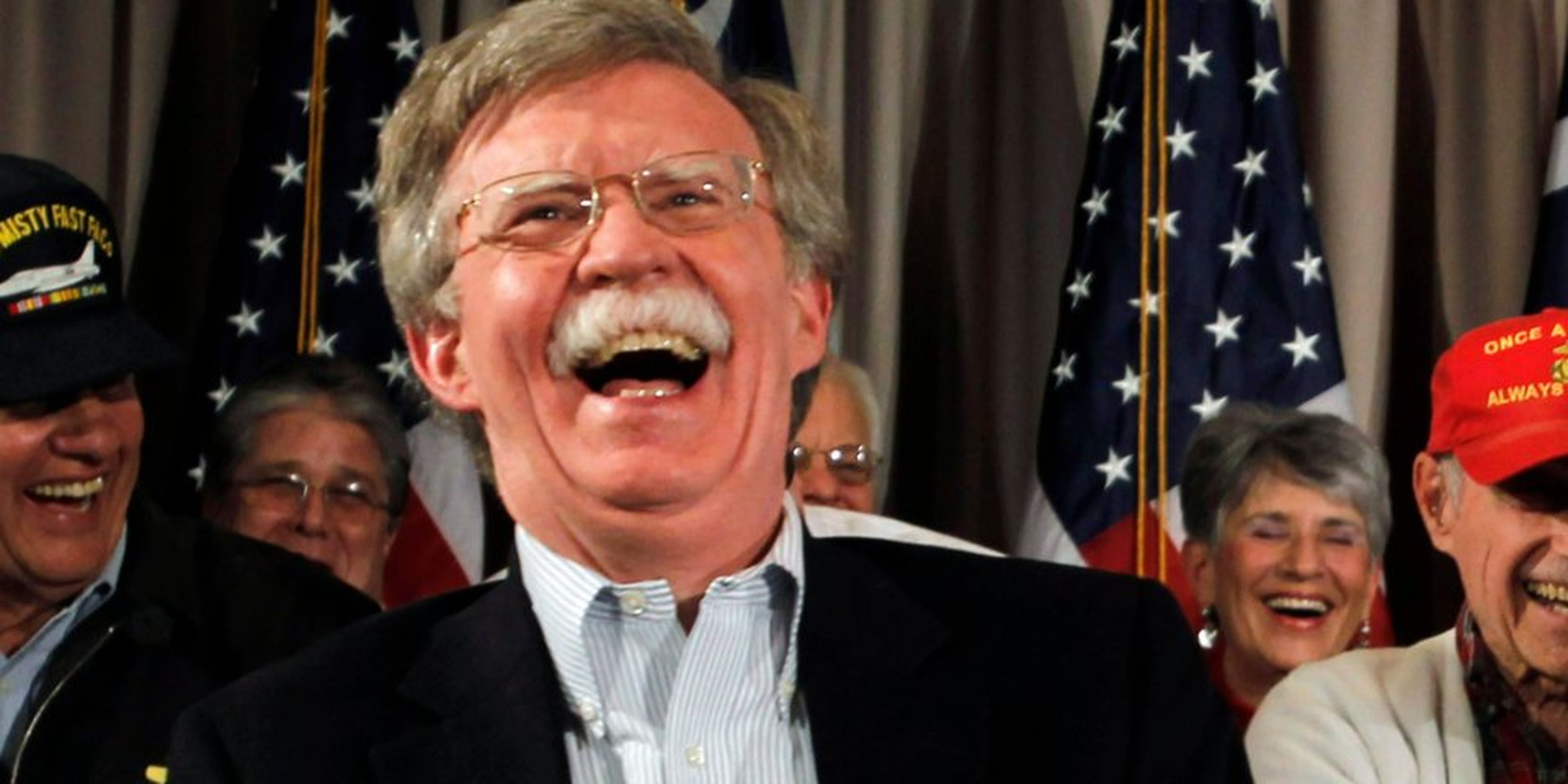 Ante las Naciones Unidas, John Bolton, se ríe con los veteranos de la marina en Hilton Head, Carolina del Sur, el 13 de enero de 2012.
