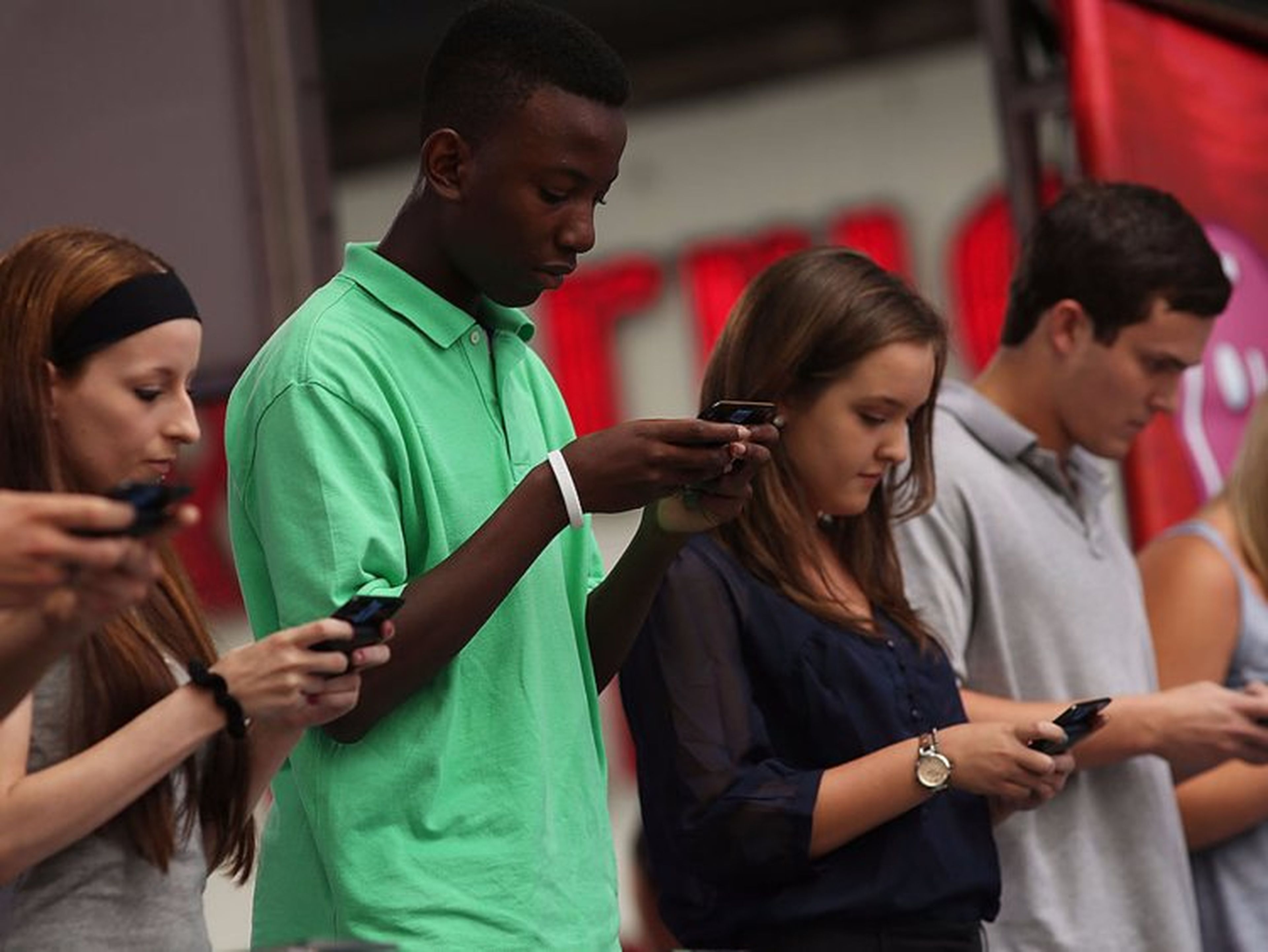 Jóvenes mirando sus móviles