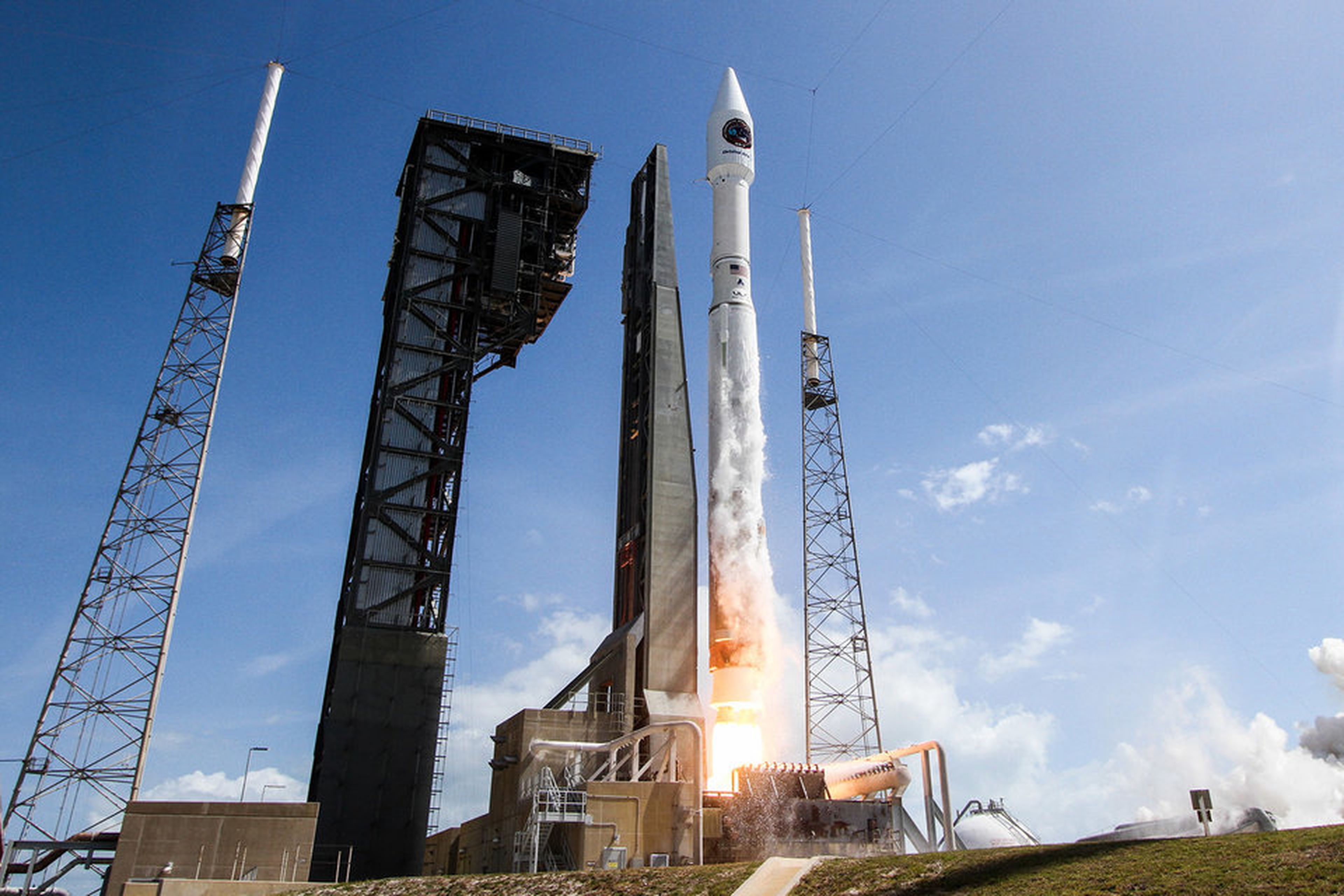 El 45º Ala Espacial de la Fuerza Aérea apoyó el lanzamiento por parte de la NASA de la nave Orbital ATK Cygnus en un cohete Atlas V desde la estación espacial situada en el Cabo Cañaveral, Florida, el pasado 18 de abril de 2017.