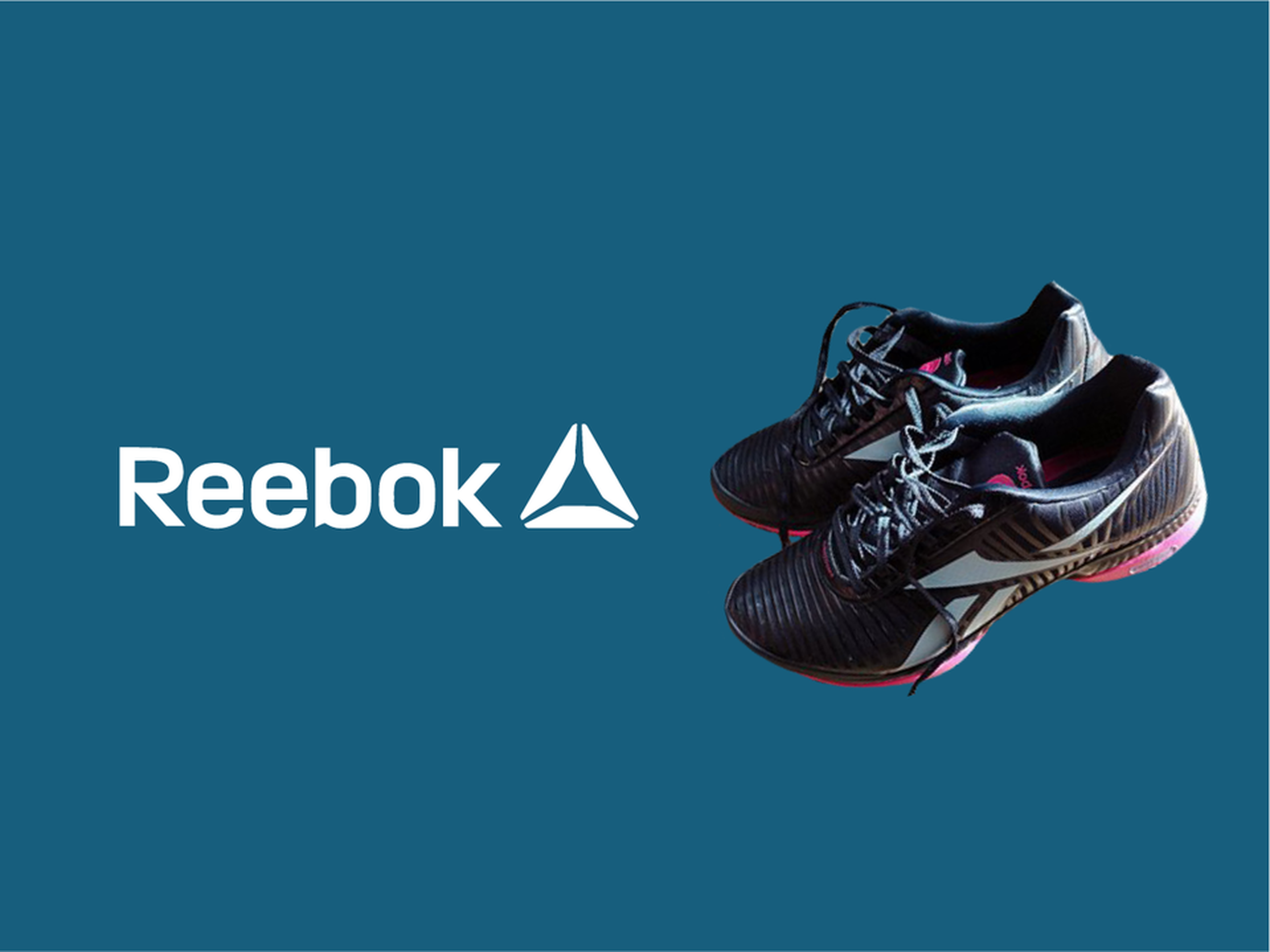 logo de Reebok junto a zapatillas