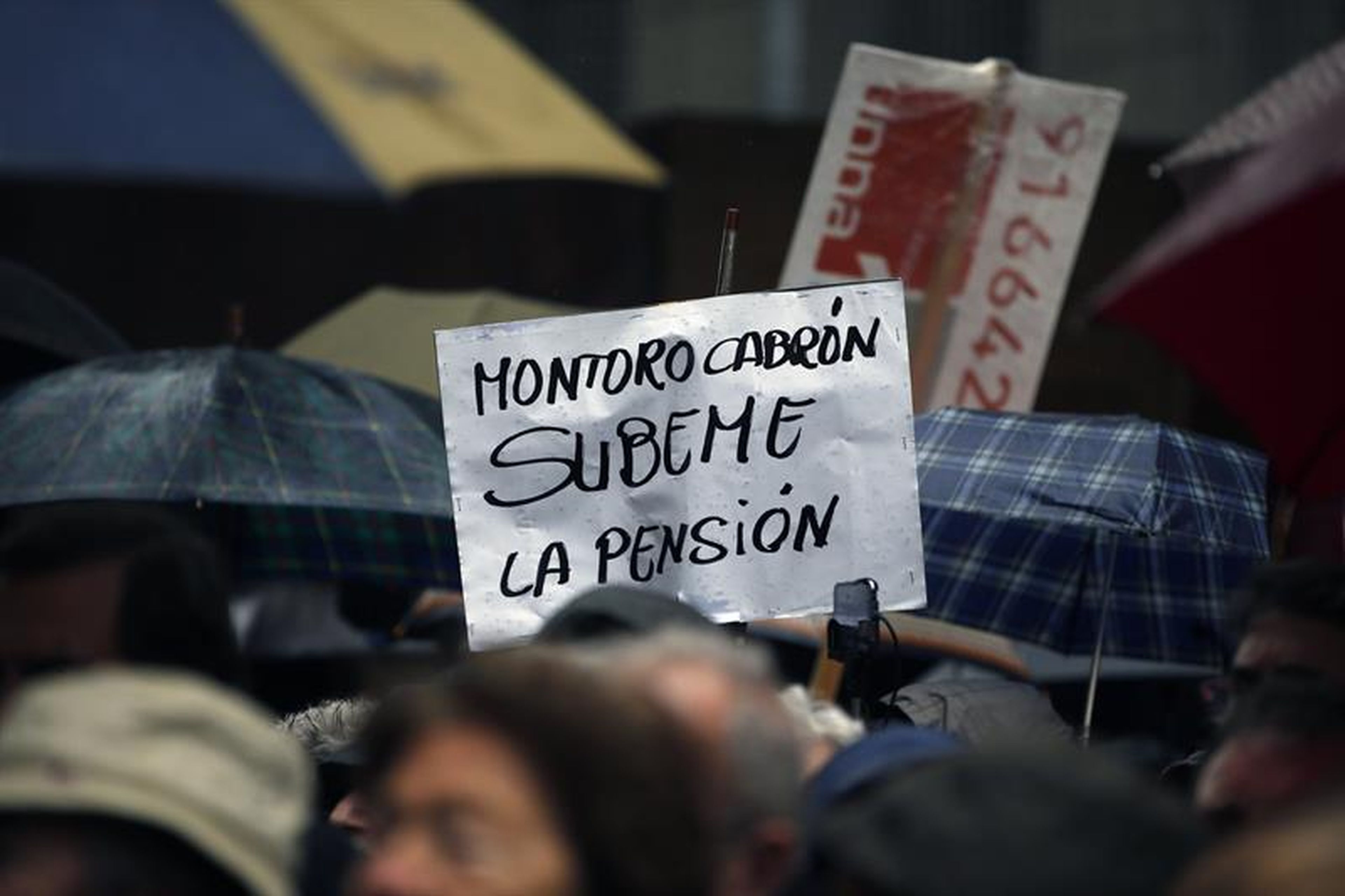 Un manifestante, la semana pasada, durante las movilizaciones en Madrid en contra de la congelación de las pensiones.