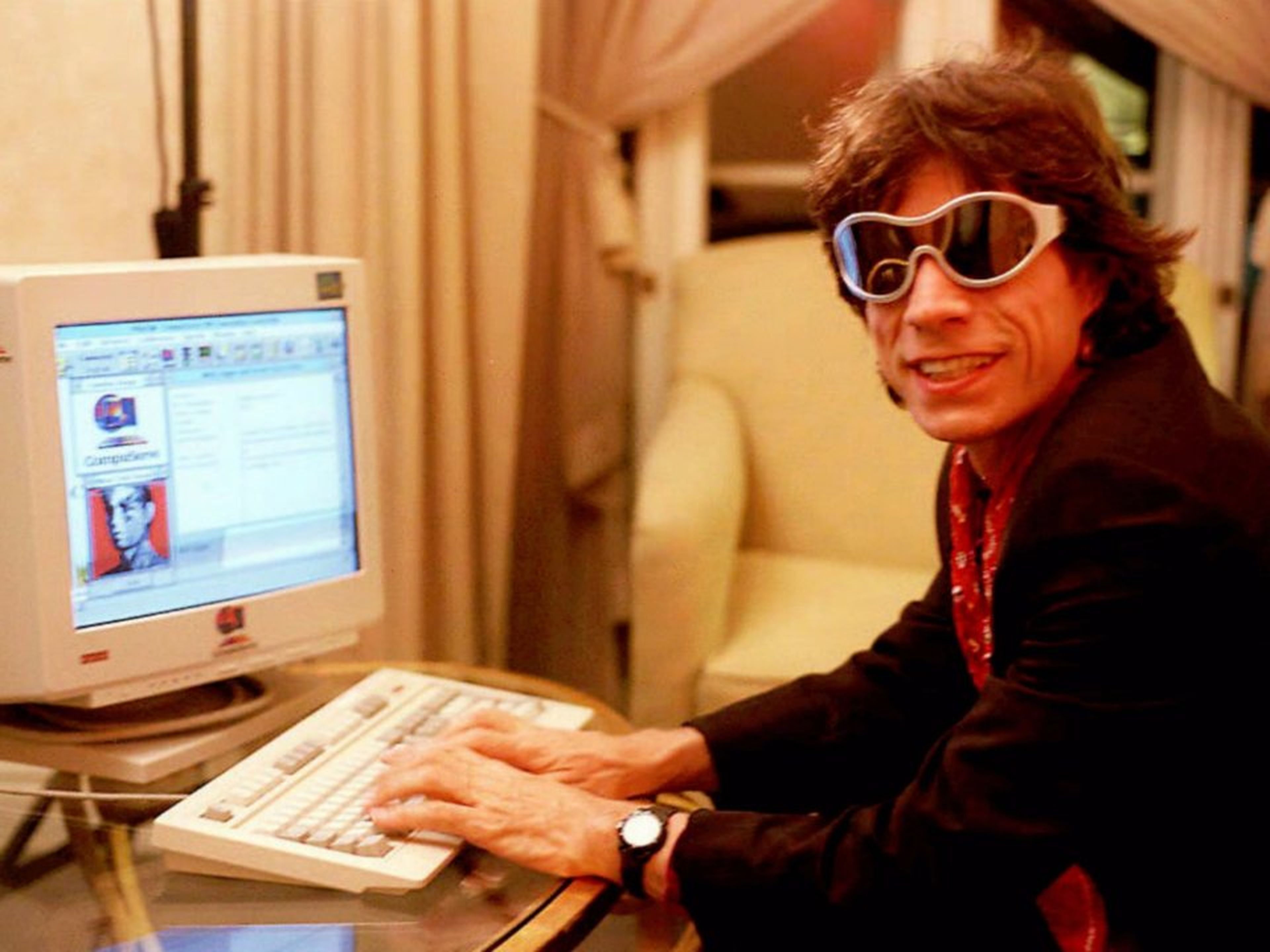 Mick Jagger utilizando internet en los 90