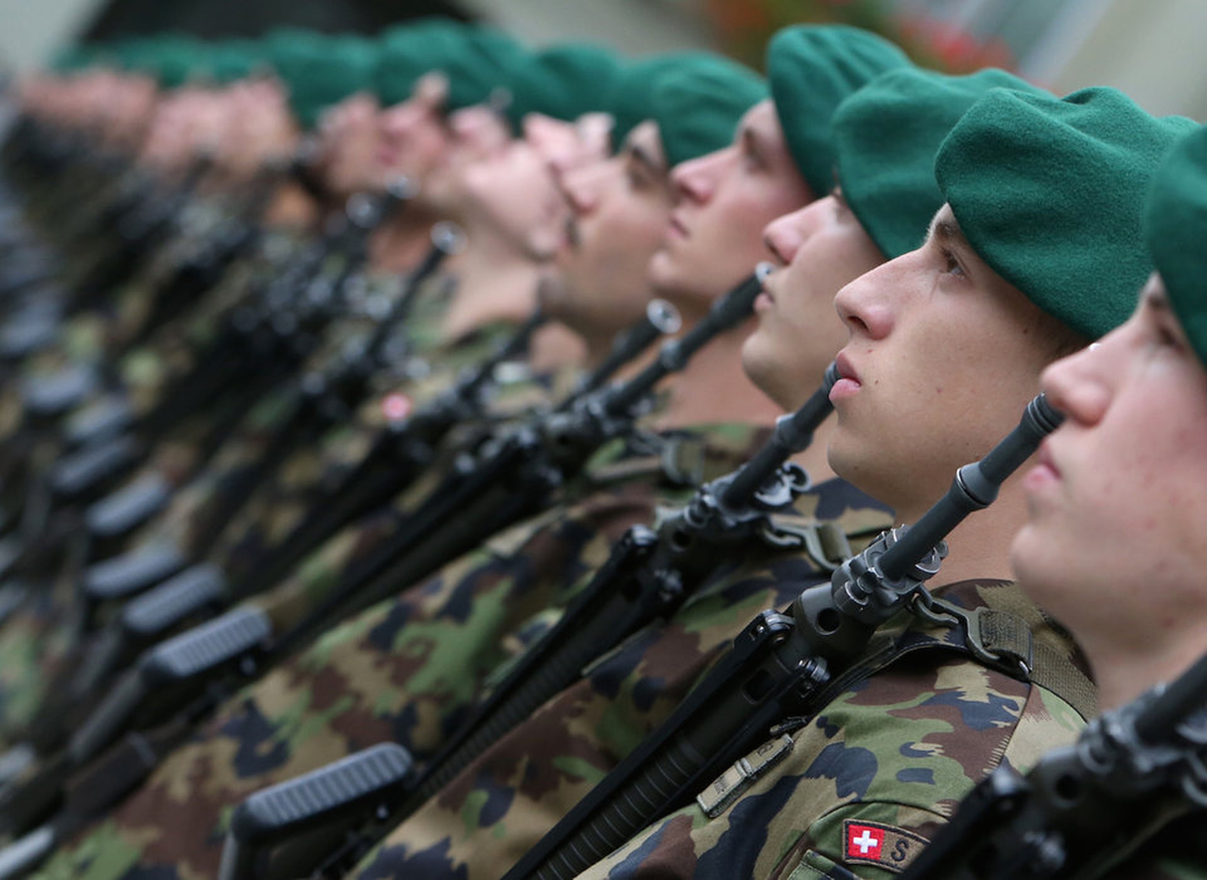 Miembros de la guardia de honor del ejército federal suizo en octubre de 2012