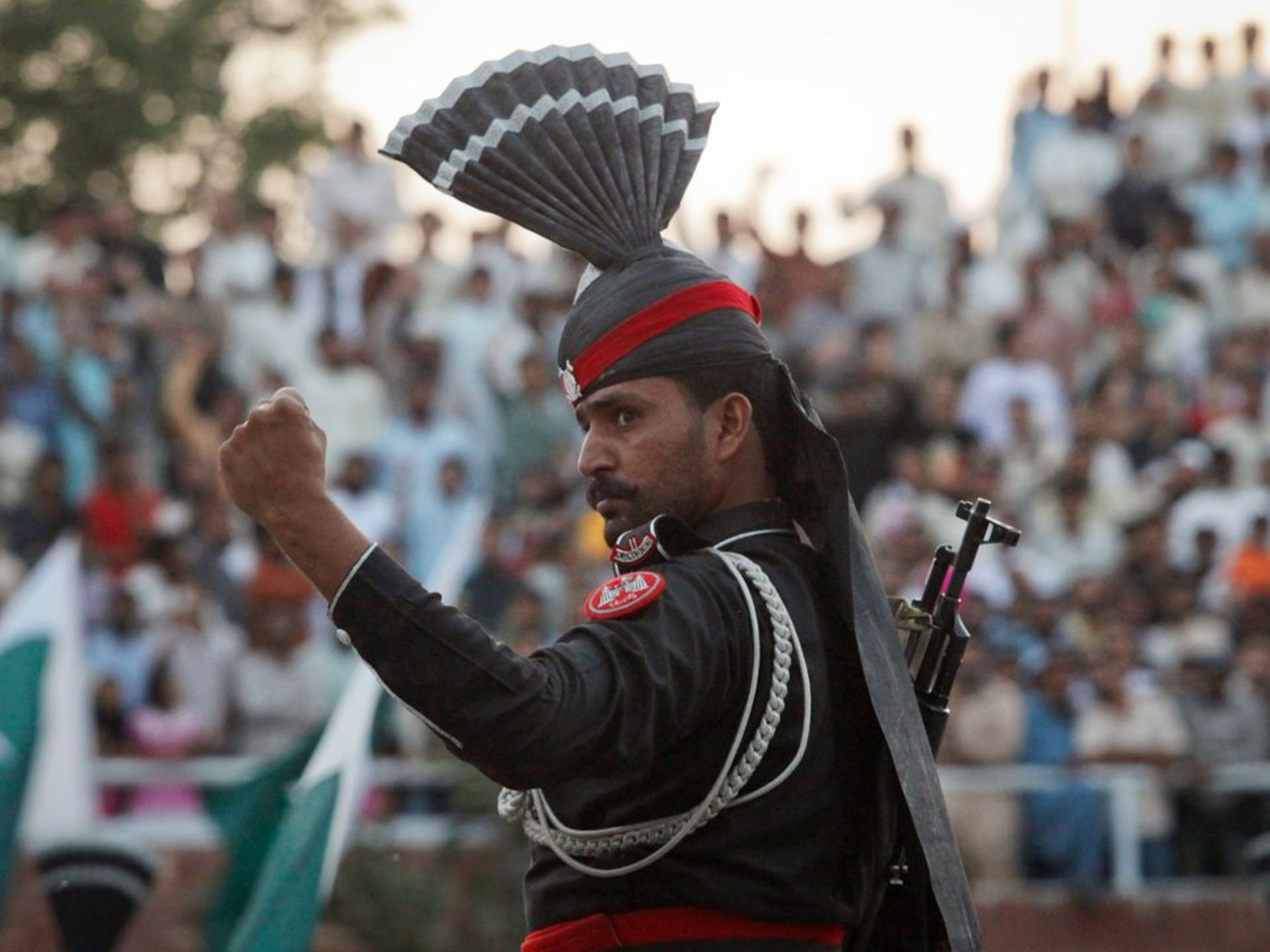 Un soldado pakistaní gesticula durante el desfile diario en la frontera con India.