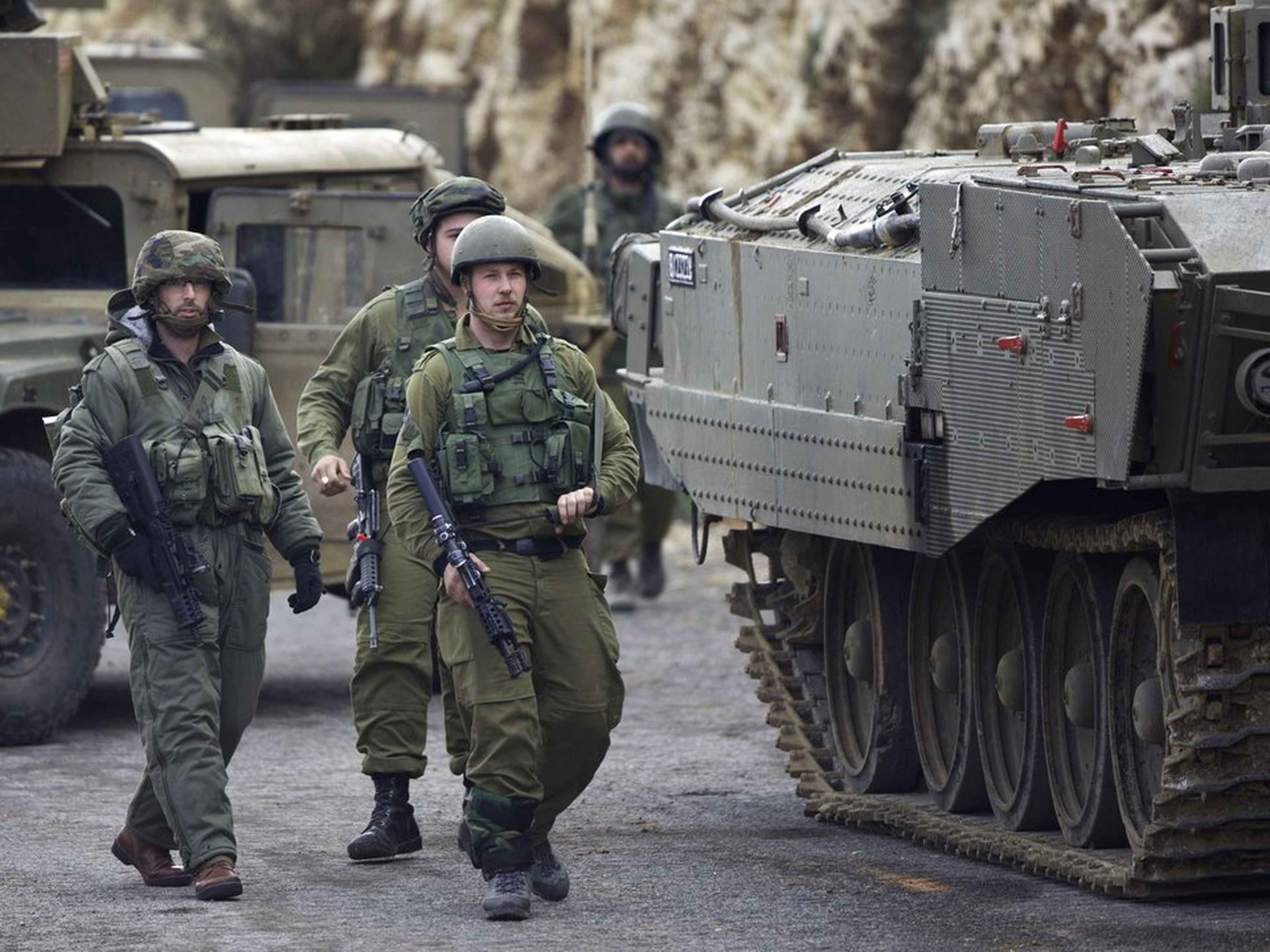 Soldados israelíes hacen guardia en la frontera con Líbano.