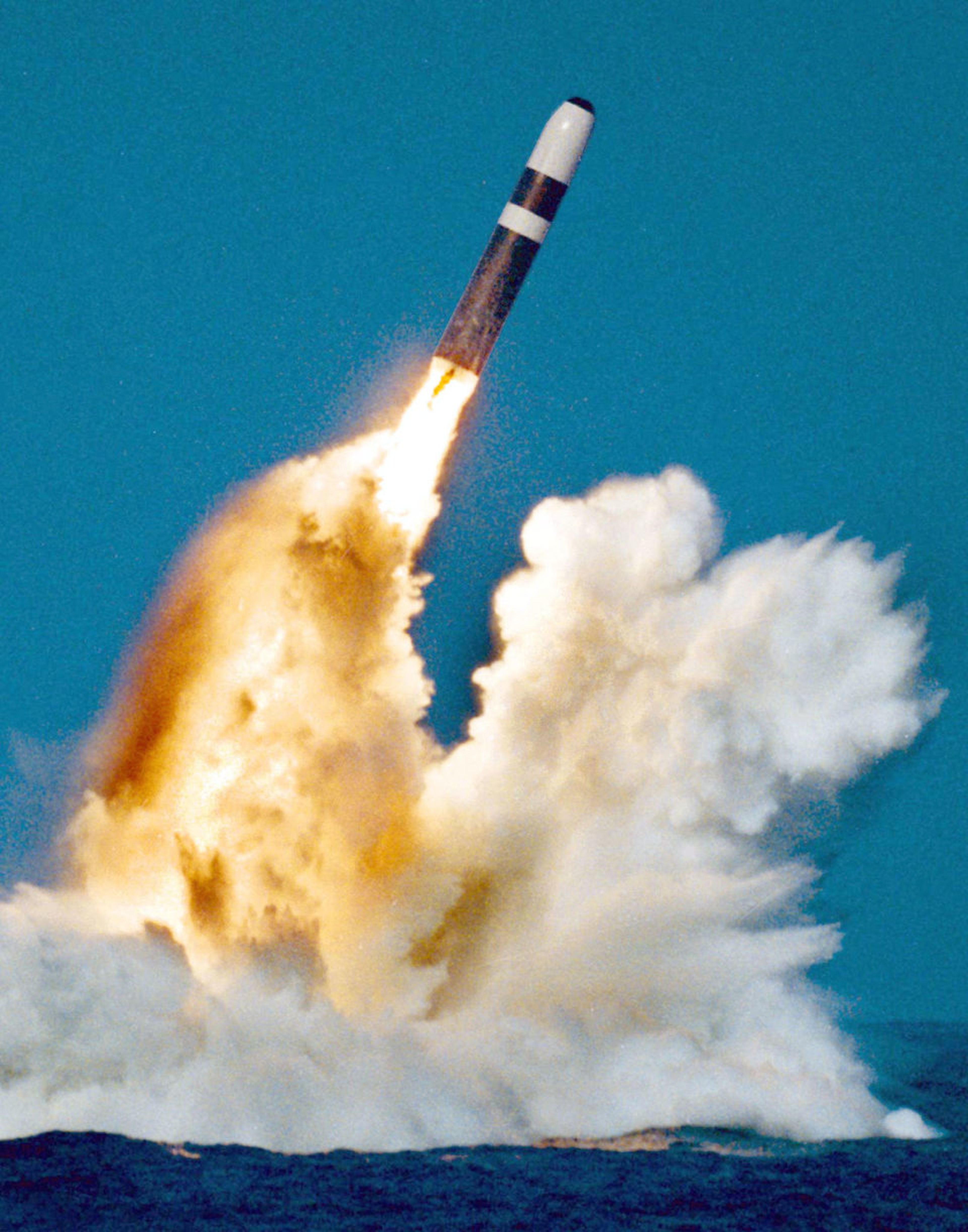 Un misil Trident II o D-5 se lanza desde un submarino clase Ohio.