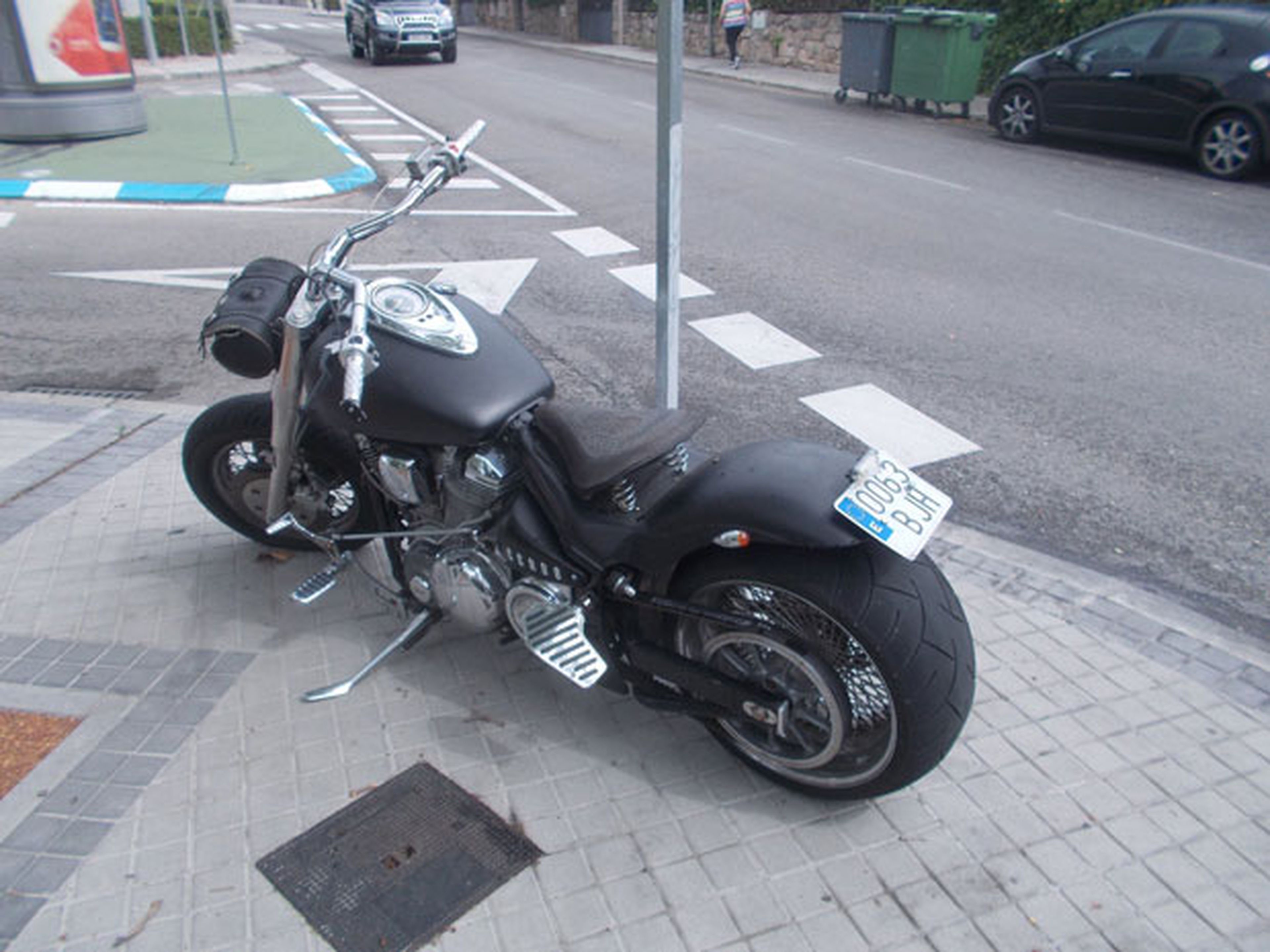 Una moto aparcada en la acera en una calle de Madrid