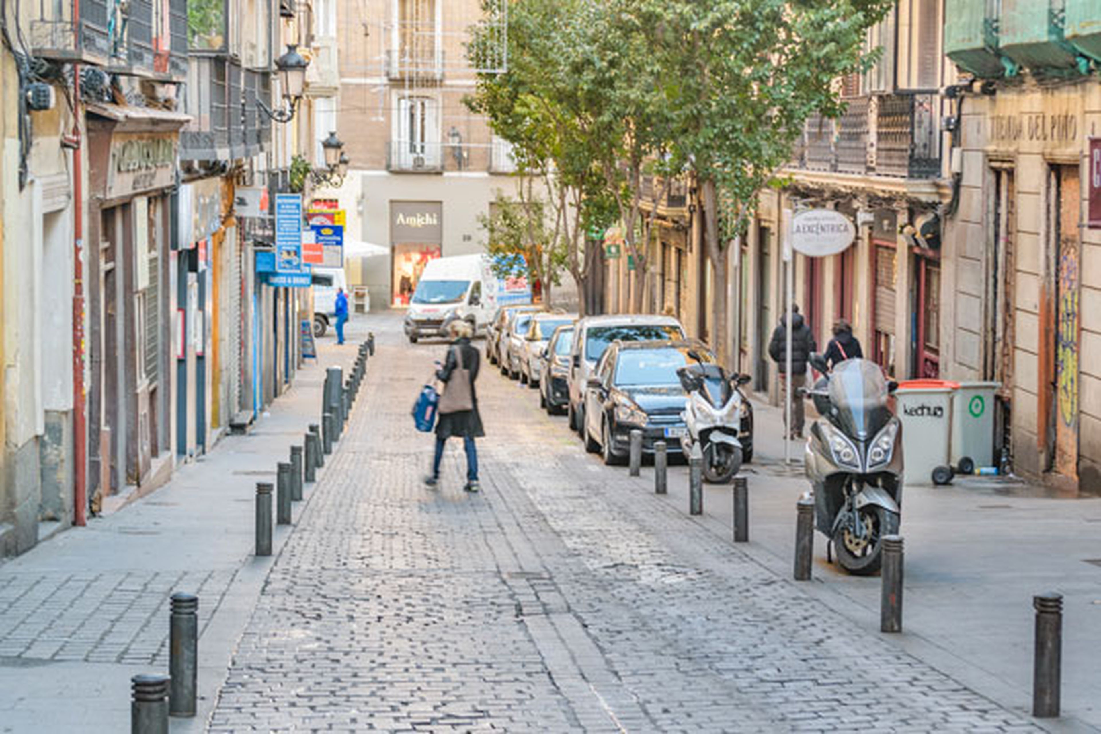 Las motos forman parte del paisaje en las calles madrileñas, ¿qué opinan de ello los peatones?