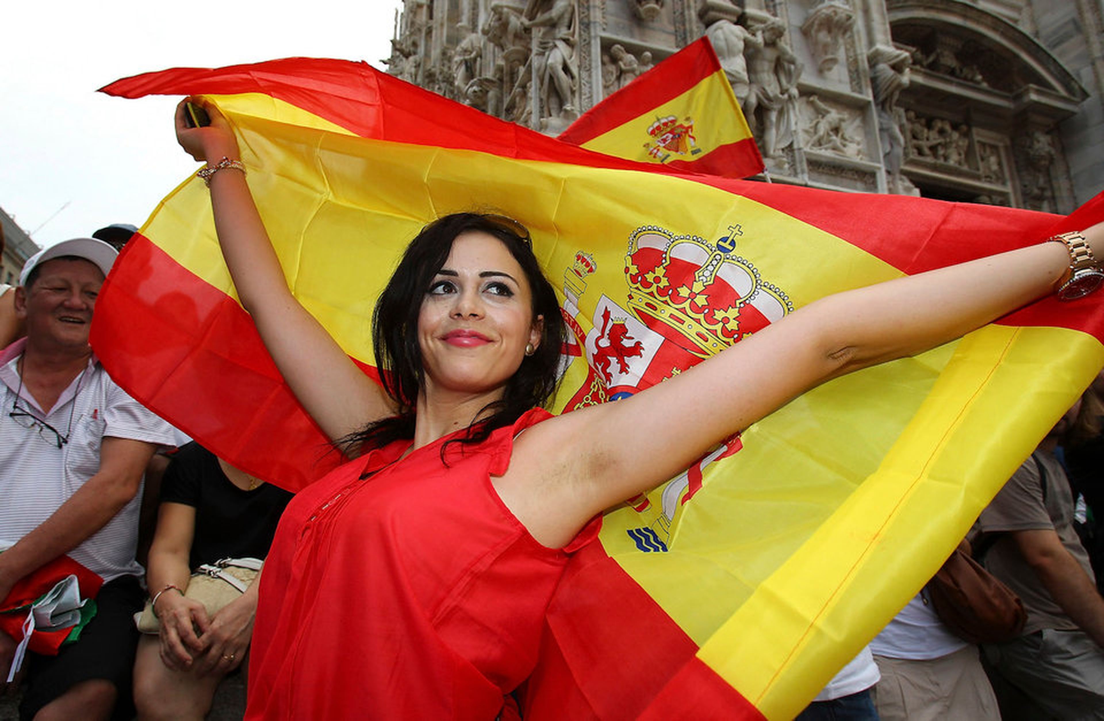 mujer con bandera española
