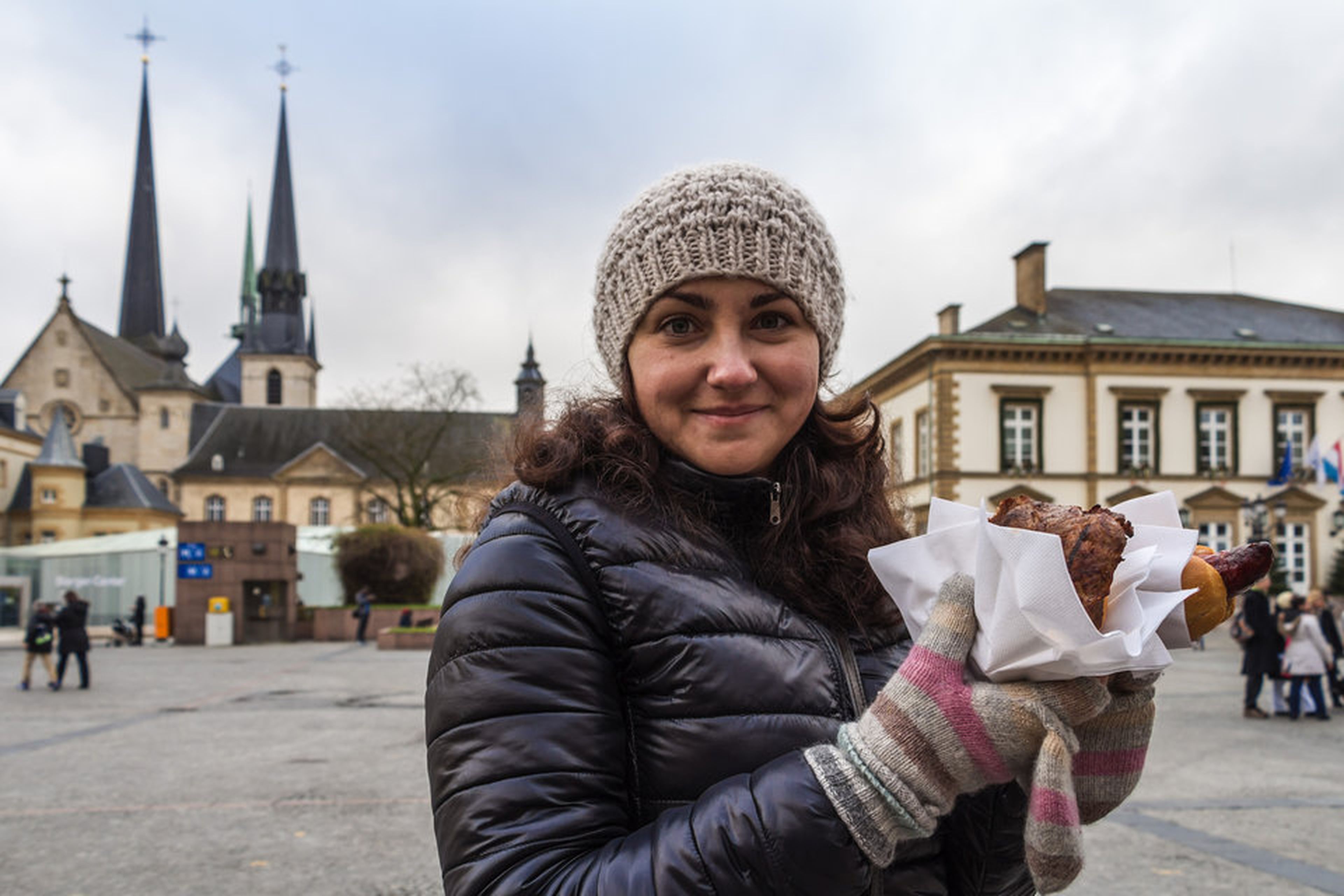 mujer comiendo en Luxemburgo