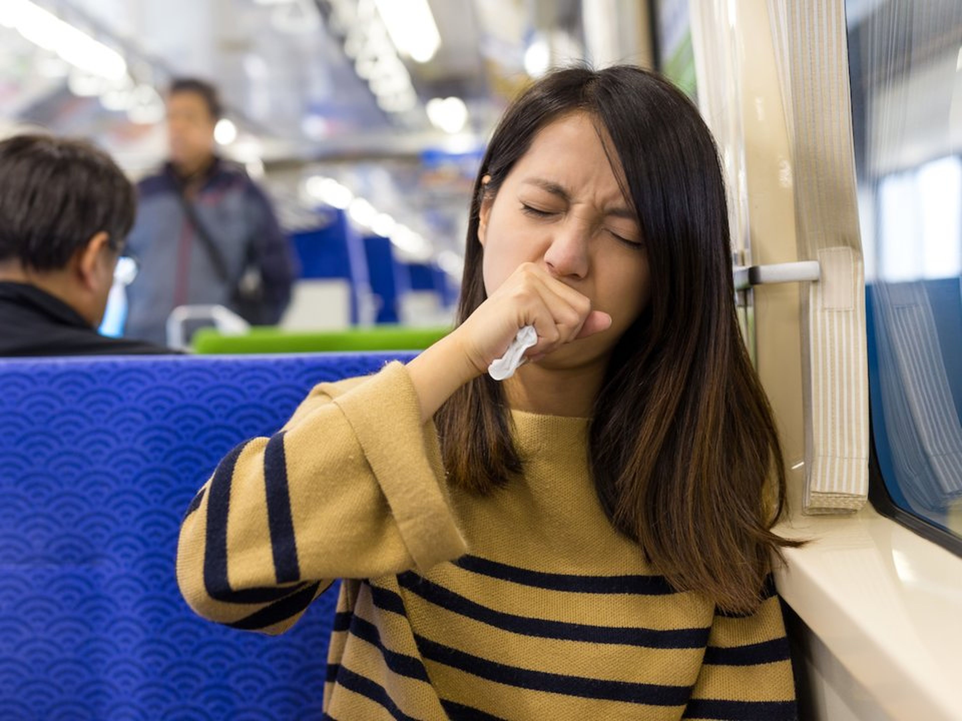 Mujer enferma en tren