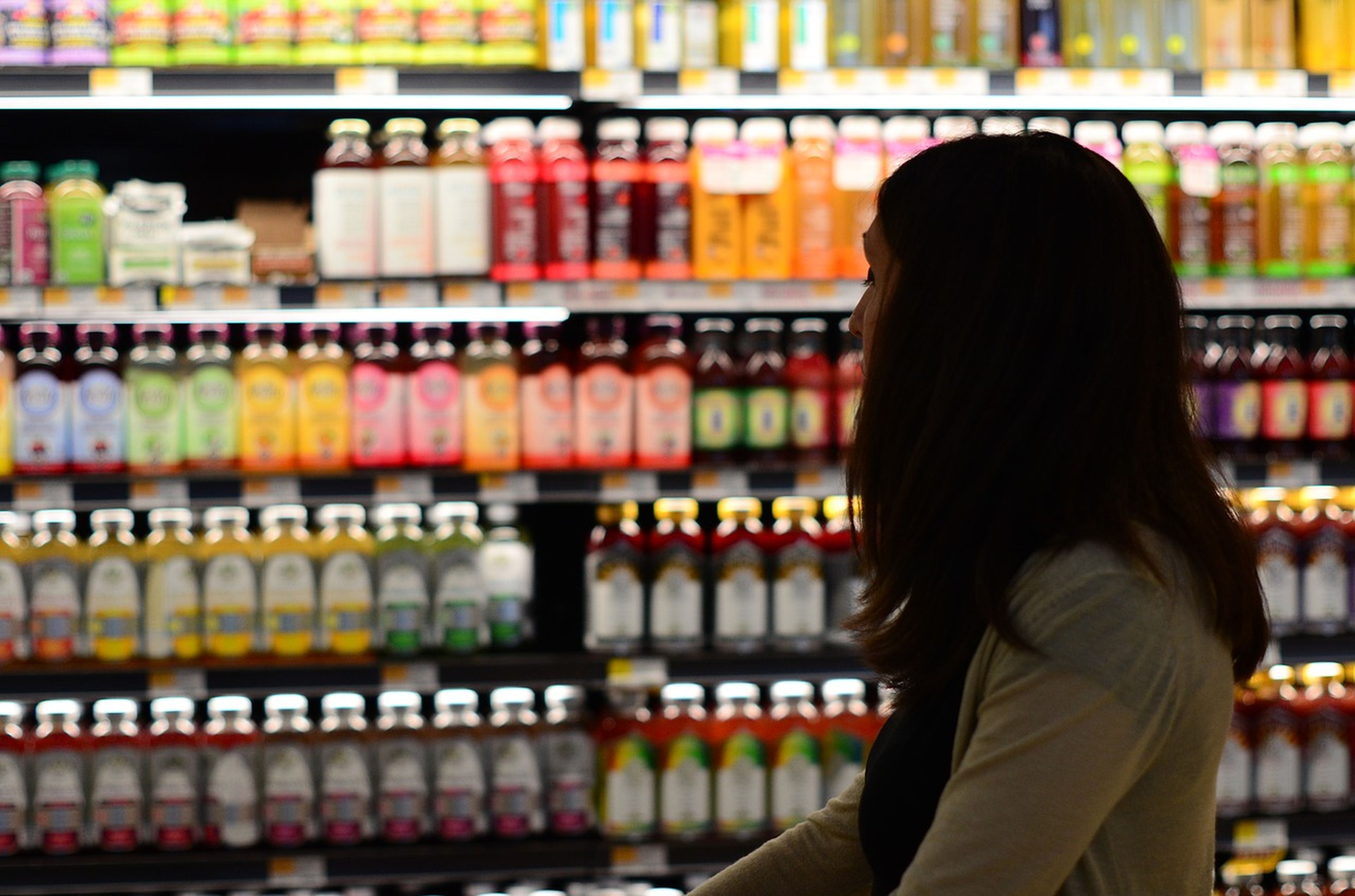 Mujer haciendo la compra mirando el supermercado