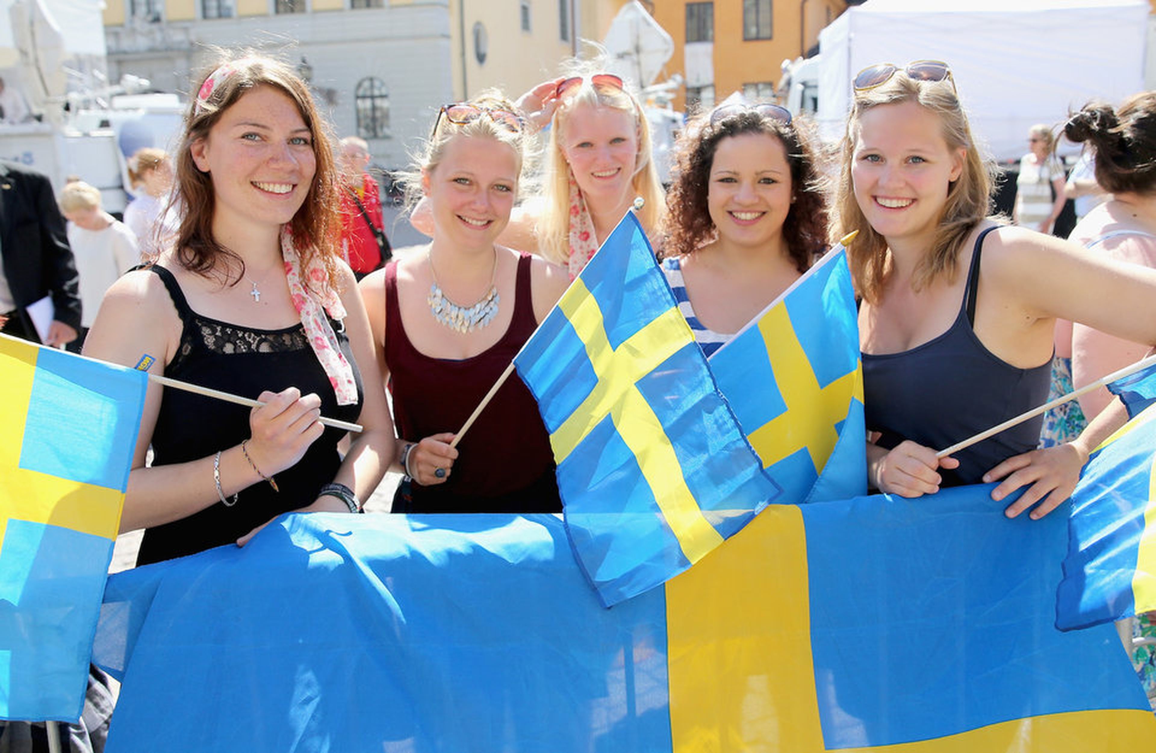 mujeres con bandera sueca