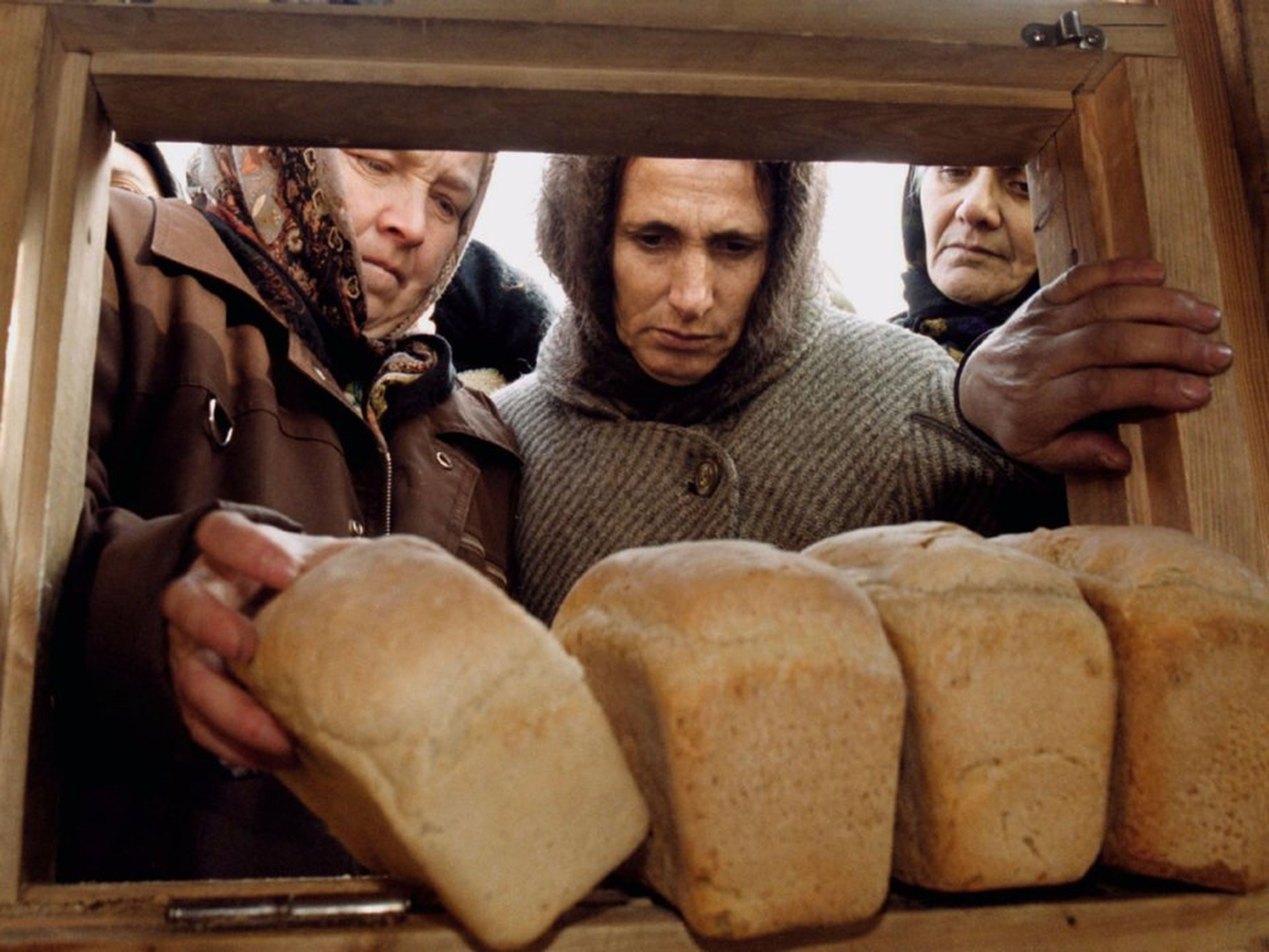 Mujeres comprando pan de molde