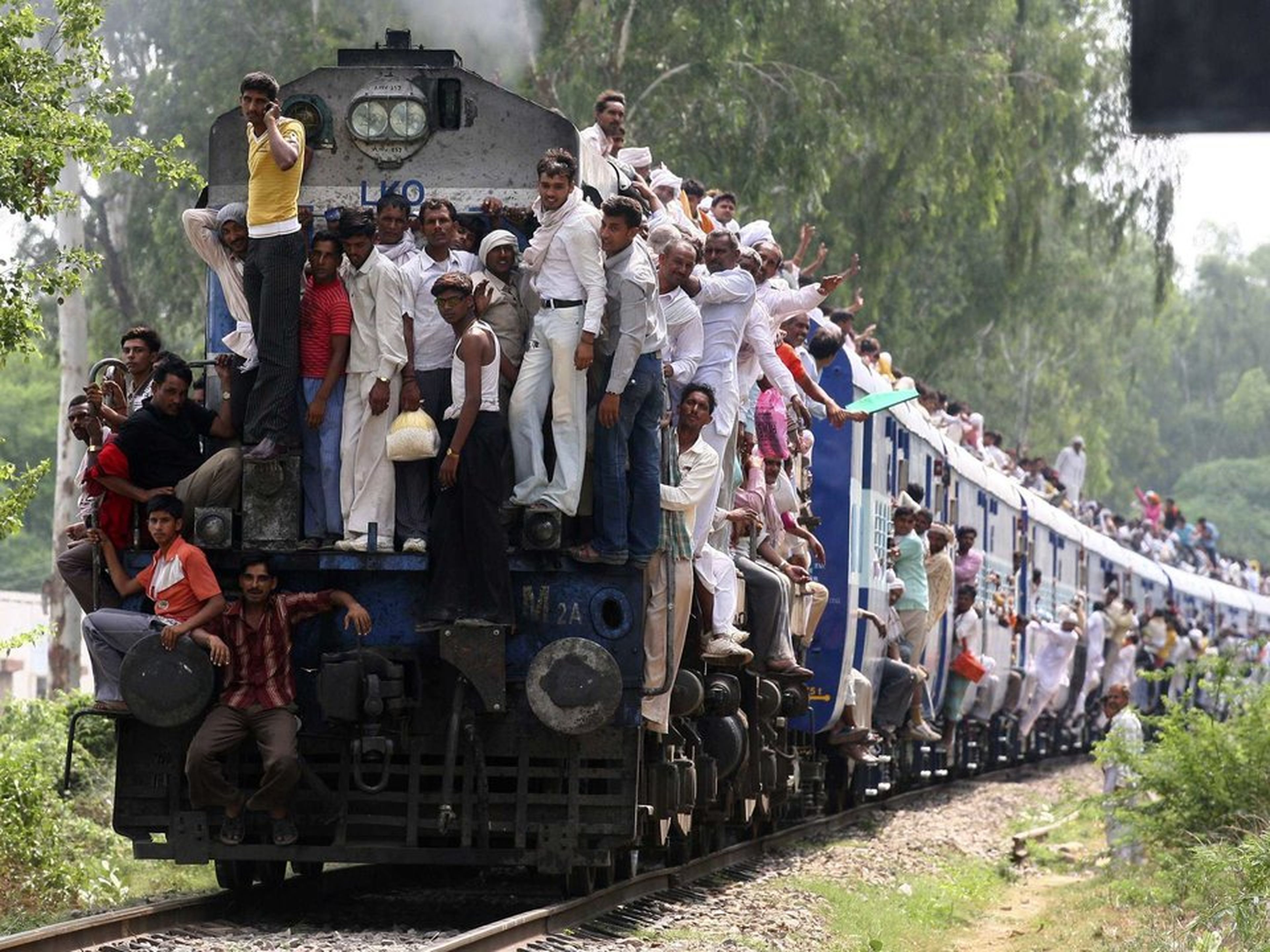 Personas abarrotan un tren