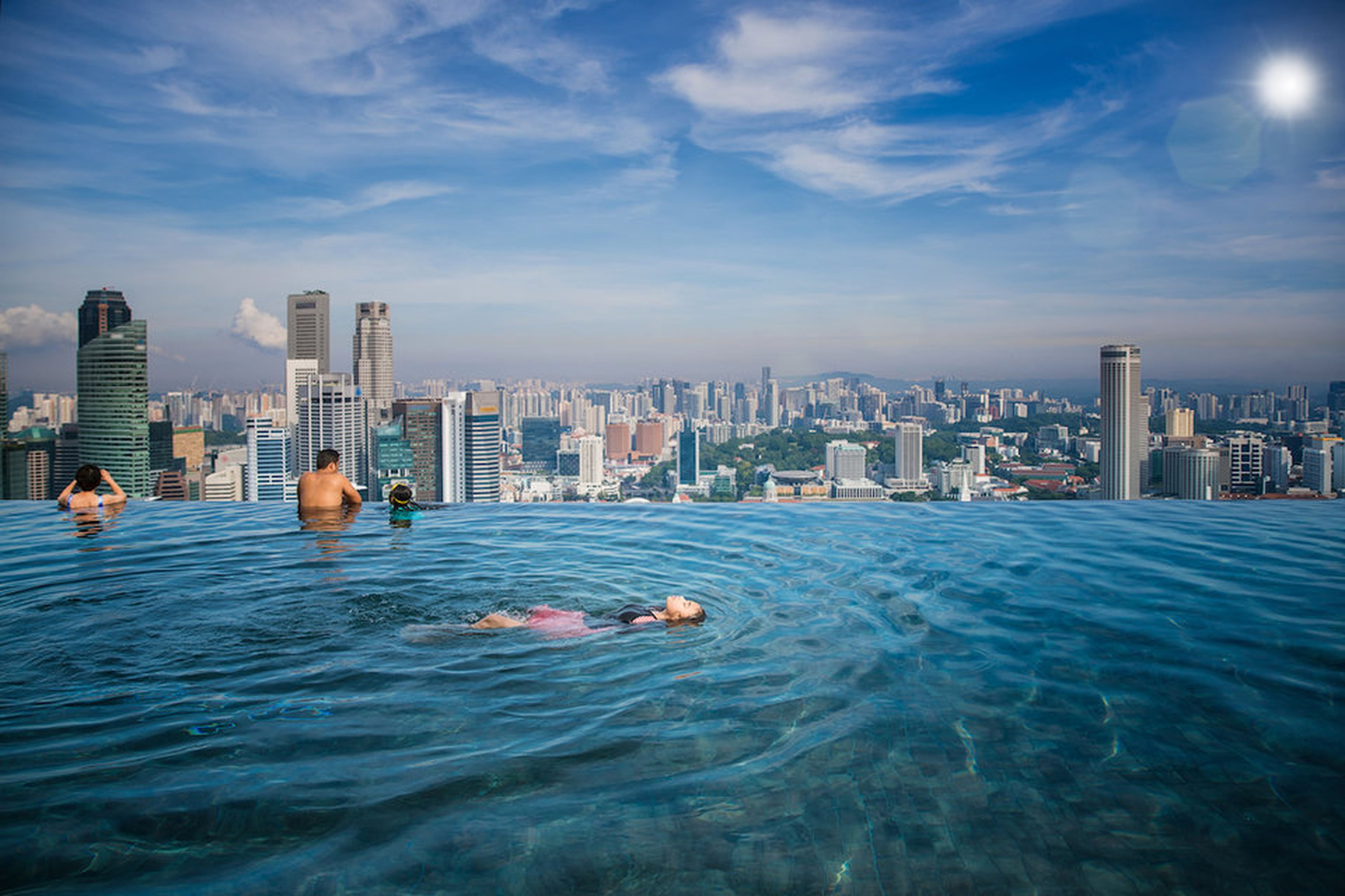 Una piscina en las alturas en Singapore